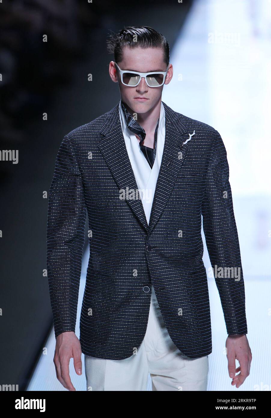 Louis Vuitton Paris Menswear Frühjahr Sommer Modell tragen graue  kragenlosen Hemd winzige Perlmutt Knöpfe und Schleife Befestigungstechnik,  weiß Stockfotografie - Alamy