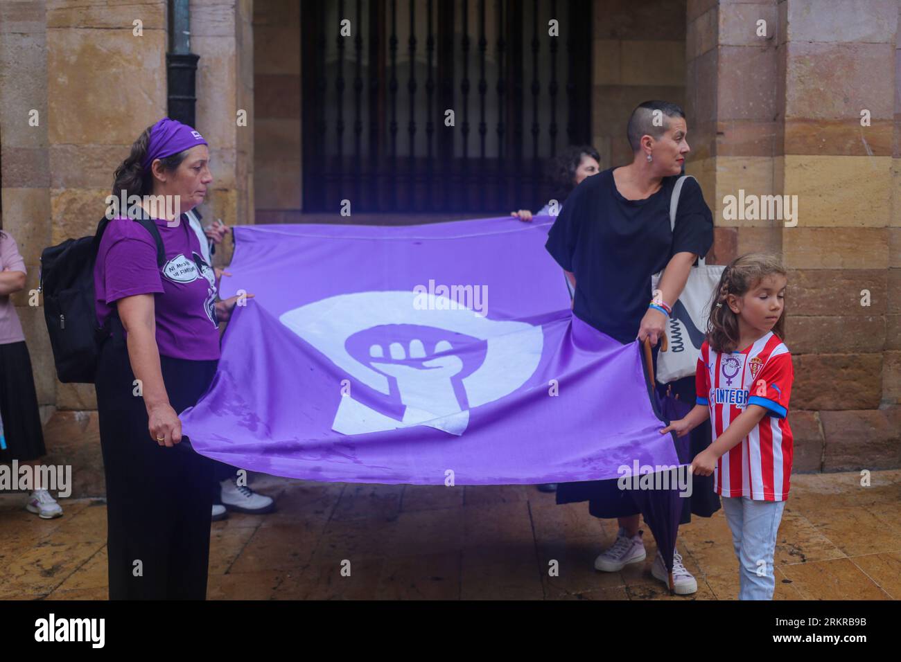 Oviedo, Spanien. 25. August 2023. Mehrere Frauen halten das feministische Banner während der Rallye gegen Luis Rubiales. Luis Rubiales, der Präsident des spanischen FA (RFEF), erhält Disziplinarverfahren vom FIFA-Disziplinarkomitee nach seinem unerbetenen Kuss auf die Lippen des Frauen-WM-Siegers Jenni Hermoso. (Foto: Alberto Brevers/Pacific Press) Credit: Pacific Press Media Production Corp./Alamy Live News Stockfoto