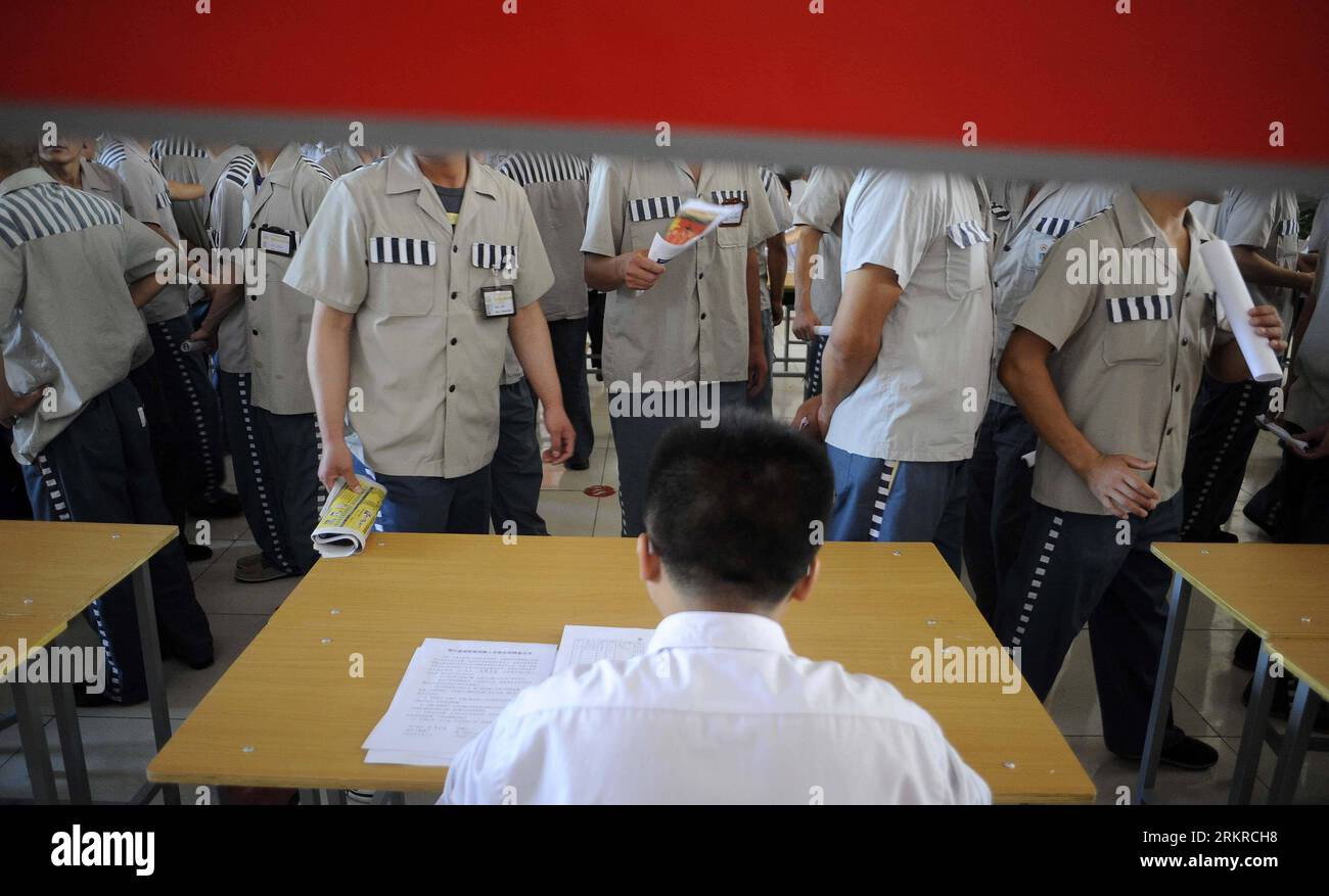 Bildnummer: 58194139 Datum: 05.07.2012 Copyright: imago/Xinhua (120705) -- YINCHUAN, 5. Juli 2012 (XINHUA) -- ein Arbeitgeber sitzt als Gefangene und besucht eine Jobmesse in einem Gefängnis in Yinchuan, der Hauptstadt der nordwestchinesischen Autonomen Region Ningxia Hui, 5. Juli 2012. Das Yinchuan Gefängnis organisierte am Donnerstag eine Jobmesse für Gefangene, die nach der vollen Dauer der Freiheitsstrafe freigelassen werden. (Xinhua/Wang Peng) (zhs) CHINA-YINCHUAN-PRISON-JOB FAIR (CN) PUBLICATIONxNOTxINxCHN Gesellschaft JVA Gefängnis Arbeit Jobsuche Jobmesse xbs x0x 2012 quer 58194139 Datum 05 07 2012 Copyright Imago XINH Stockfoto