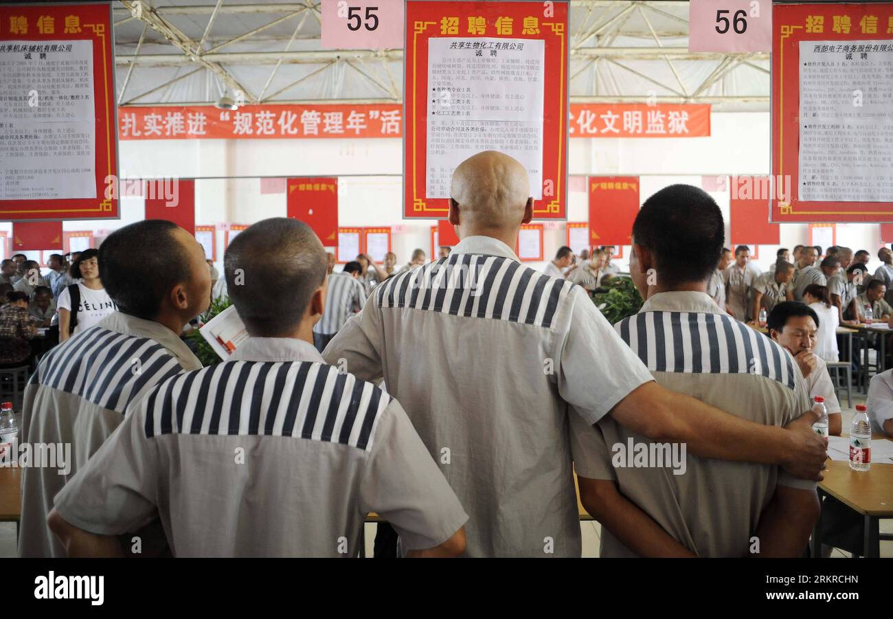 Bildnummer: 58194140 Datum: 05.07.2012 Copyright: imago/Xinhua (120705) -- YINCHUAN, 5. Juli 2012 (Xinhua) -- Gefangene schauen sich Arbeitsinformationen auf einer Jobmesse in einem Gefängnis in Yinchuan an, der Hauptstadt der nordwestchinesischen Autonomen Region Ningxia Hui, 5. Juli 2012. Das Yinchuan Gefängnis organisierte am Donnerstag eine Jobmesse für Gefangene, die nach der vollen Dauer der Freiheitsstrafe freigelassen werden. (Xinhua/Wang Peng) (zhs) CHINA-YINCHUAN-PRISON-JOB FAIR (CN) PUBLICATIONxNOTxINxCHN Gesellschaft JVA Gefängnis Arbeit Jobsuche Jobmesse xbs x0x 2012 quer 58194140 Datum 05 07 2012 Copyright Imago XINH Stockfoto