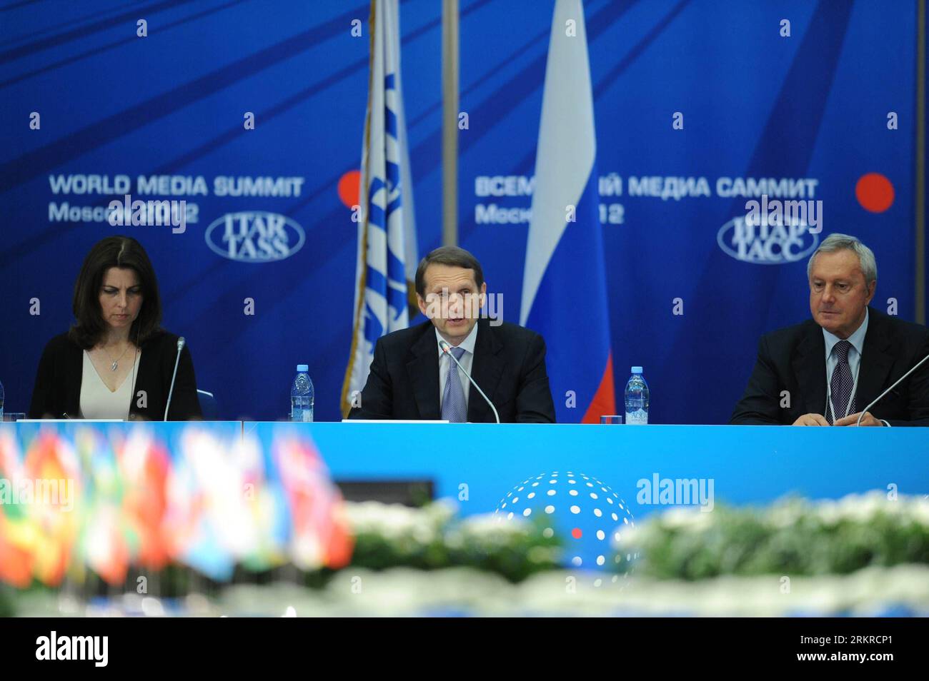 Bildnummer: 58194223 Datum: 05.07.2012 Copyright: imago/Xinhua (120705) -- MOSKAU, 5. Juli 2012 (Xinhua) -- Vorsitzender der russischen Staatsduma Sergej Naryschkin (C) spricht während der Eröffnungszeremonie des 2. Weltmediengipfels in der russischen Hauptstadt Moskau am 5. Juli 2012. Mehr als 300 Vertreter von 213 Medienagenturen aus 102 Ländern und Regionen versammelten sich am Donnerstag in Moskau zum zweiten Weltmediengipfel. (Xinhua/Li Yong) (nxl) RUSSLAND-MOSKAU-WELT-MEDIENGIPFEL PUBLICATIONxNOTxINxCHN People Wirtschaft Medien Konferenz xbs x0x 2012 quer Premiere 58194223 Datum 05 07 2012 Copyright Stockfoto