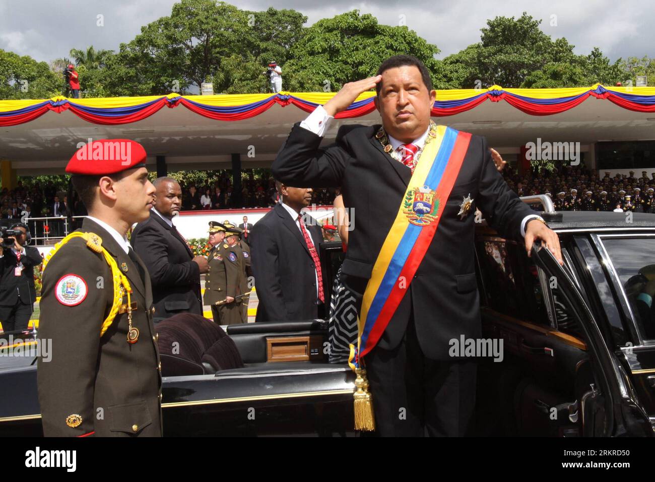 Bildnummer: 58201046 Datum: 05.07.2012 Copyright: imago/Xinhua (120706) -- CARACAS, 6. Juli 2012 (Xinhua) -- das Bild des venezolanischen Ratsvorsitzes zeigt, wie der venezolanische Präsident Hugo Chavez seine Anhänger bei seiner Ankunft zu einer zivil-militärischen Parade während der Gedenkzeremonie des venezolanischen Unabhängigkeitstages in der Nationalversammlung in Caracas, der Hauptstadt Venezuelas, am 5. Juli 2012 grüßt. (Xinhua/VENEZUELAS Vorsitz) (dzl) VENEZUELA-CARACAS-UNABHÄNGIGKEITSTAG TAG-CHAVEZ PUBLICATIONxNOTxINxCHN People Politik Unabhängigkeitstag Premiere xbs x0x 2012 quer 58201046 Datum 05 07 2012 Copyright Stockfoto