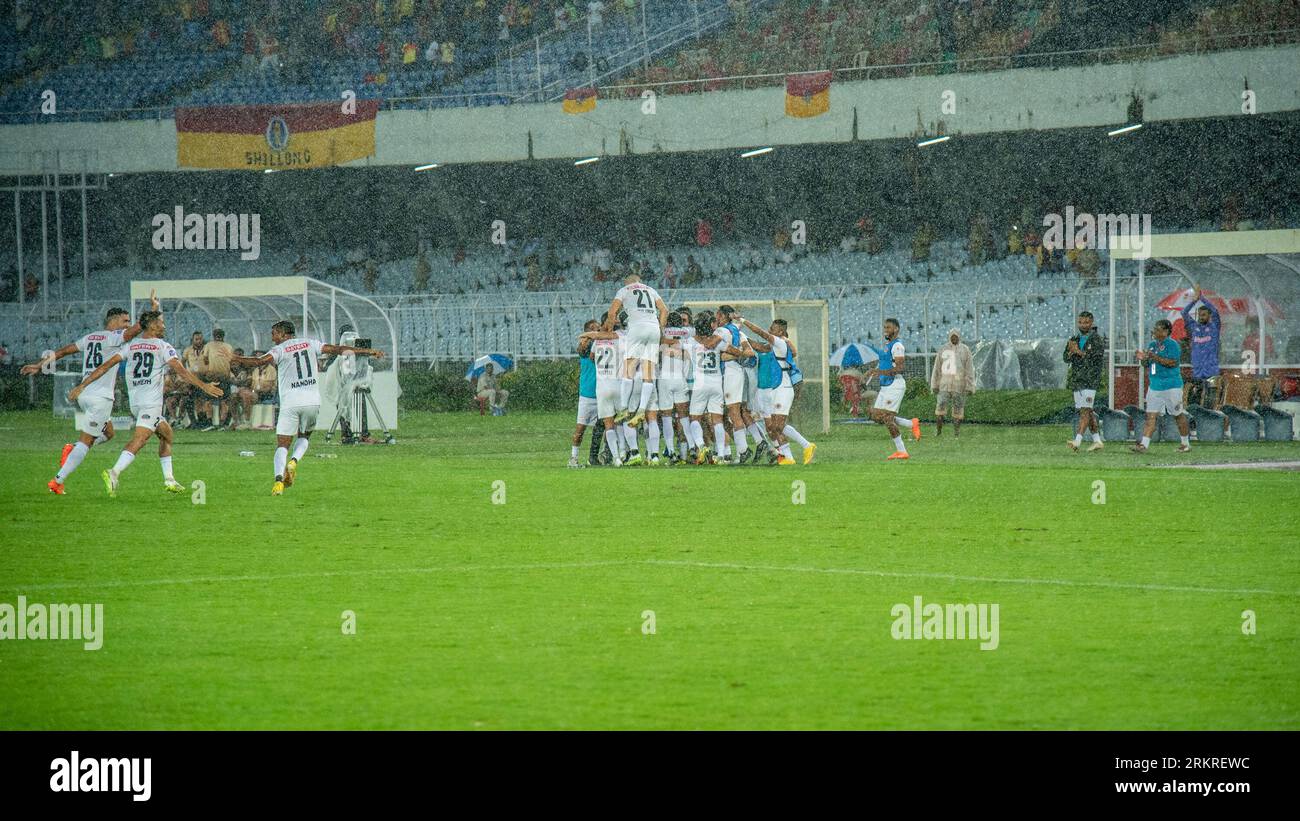 Kalkutta, Westbengalen, Indien. 25. August 2023. Moments of 2nd Quarterfinal of Durand Cup Football Tournament 2023 between EBFC (East Bengal Football Club vs Gokulam FC. East Bengal besiegt Gokulam Kerala 2-1, um im VYBK-Stadion in Durand Cup Semis einzutreten (Bild: © Amlan Biswas/Pacific Press via ZUMA Press Wire) NUR REDAKTIONELLE NUTZUNG! Nicht für kommerzielle ZWECKE! Quelle: ZUMA Press, Inc./Alamy Live News Stockfoto