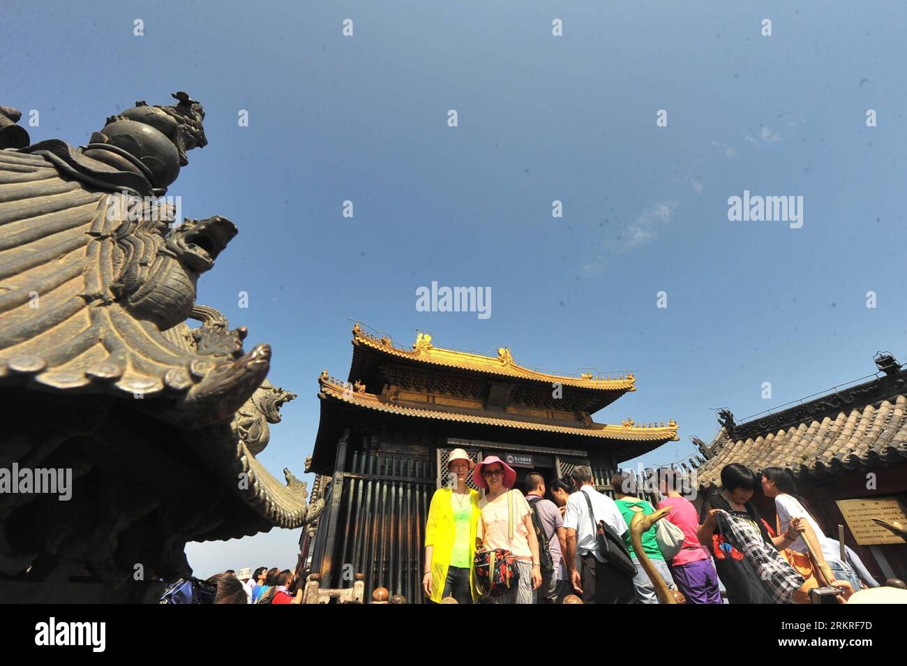 Bildnummer: 58227710 Datum: 11.07.2012 Copyright: imago/Xinhua (120712) -- WUDANG MOUNTAIN, July 12, 2012 (Xinhua) -- Visitors pose for photos on the Wudang Mountain in central China s Hubei Province July 11, 2012. As the cradle of the Taoist culture, the Wudang Mountain was inscribed on the list of World Cultural Heritages in 1994. The scenery of the mountain attracts tens of thousands of visitors every year. Over 4 million tourists from at home and abroad are expected to visit the site this year. (Xinhua/Chen Haining) (mp) CHINA-HUBEI-WUDANG MOUNTAIN-TOURISM (CN) PUBLICATIONxNOTxINxCHN Ges Stockfoto