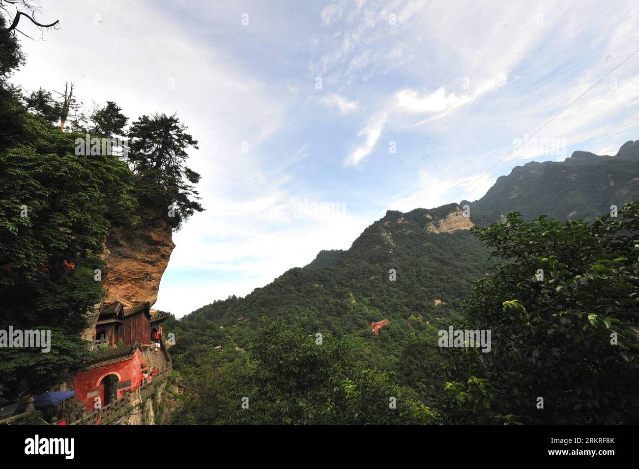 Bildnummer: 58227709 Datum: 11.07.2012 Copyright: imago/Xinhua (120712) -- BERG WUDANG, 12. Juli 2012 (Xinhua) -- Foto aufgenommen am 11. Juli 2012 zeigt die Landschaft des Berges Wudang in der zentralchinesischen Provinz Hubei. Als Wiege der taoistischen Kultur wurde der Berg Wudang 1994 in die Liste der Weltkulturerben aufgenommen. Die Landschaft des Berges zieht jedes Jahr Zehntausende Besucher an. Es wird erwartet, dass in diesem Jahr über 4 Millionen Touristen aus dem in- und Ausland die Stätte besuchen werden. (Xinhua/Chen Haining) (MP) CHINA-HUBEI-WUDANG MOUNTAIN-TOURISM (CN) PUBLICATIONxNOTxINxCHN Stockfoto