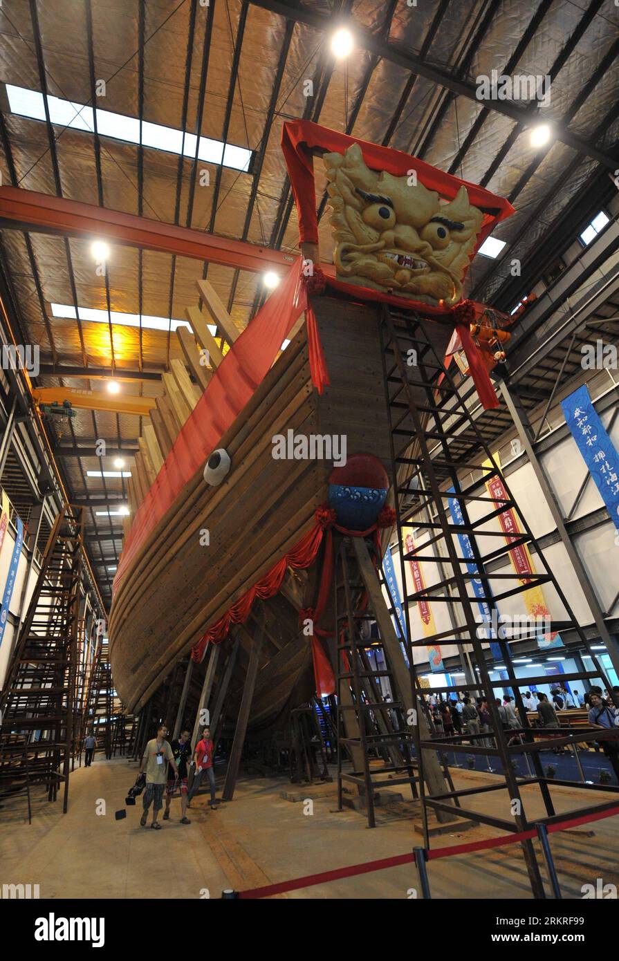 Bildnummer: 58232337 Datum: 12.07.2012 Copyright: imago/Xinhua (120712) -- NANJING, 12. Juli 2012 (Xinhua) -- Foto aufgenommen am 12. Juli 2012 zeigt das Innere der Nachbildung des Schätze-Schiffs Zheng He, das in Nanjing, der Hauptstadt der ostchinesischen Provinz Jiangsu, im Bau ist. Die Nachbildung des Zheng He Treasure Ship, das auf sechs Masten, 71,1 Meter lang und 14 Meter breit mit einer Hubkraft von 1.800 Tonnen ausgelegt ist, soll die Installation 2012 abschließen und 2014 mit dem ersten Segeln beginnen. Schatzschiffe werden vom Flottenkommandeur während der Fahrten von Zheng He benutzt, der seve Stockfoto