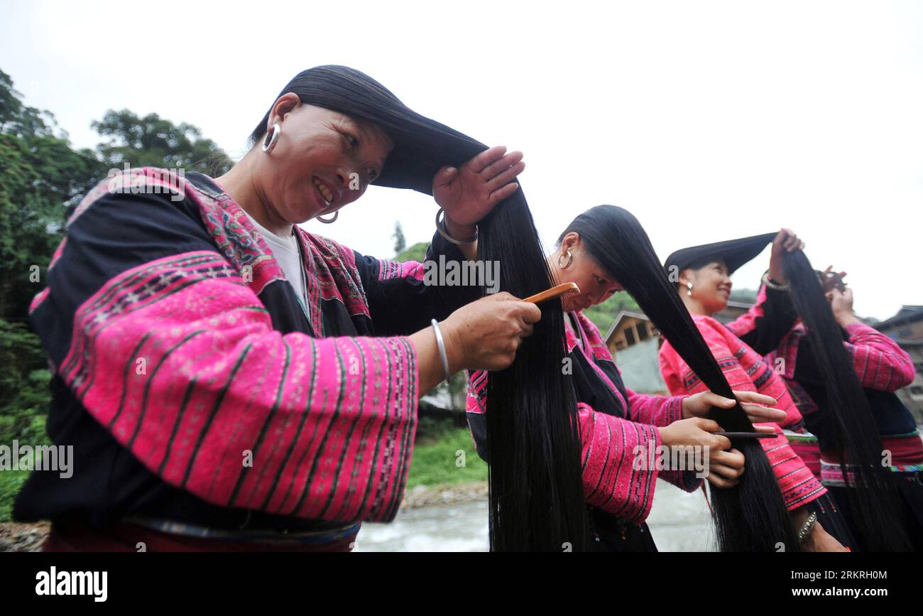 Bildnummer: 58246532 Datum: 15.07.2012 Copyright: imago/Xinhua (120716) -- GUILIN, 16. Juli 2012 (Xinhua) -- mehrere Frauen kämmen ihre Haare im Huangluo-Dorf der Yao-ethnischen Gruppe in Guilin, südchinesische autonome Region Guangxi Zhuang, 15. Juli 2012. Das Dorf Huangluo der ethnischen Gruppe der Yao befindet sich auf den Longji-Terrassen in Heping Town im Longsheng County in Guilin. Frauen hier haben die Tradition, lange Haare zu behalten. Sie glauben, dass langes Haar Glück und Glück bringt. Die durchschnittliche Haarlänge von 180 Frauen im Dorf beträgt 1,7 Meter. (Xinhua/Lu Boan) (wjq) CHINA-GUANGX Stockfoto