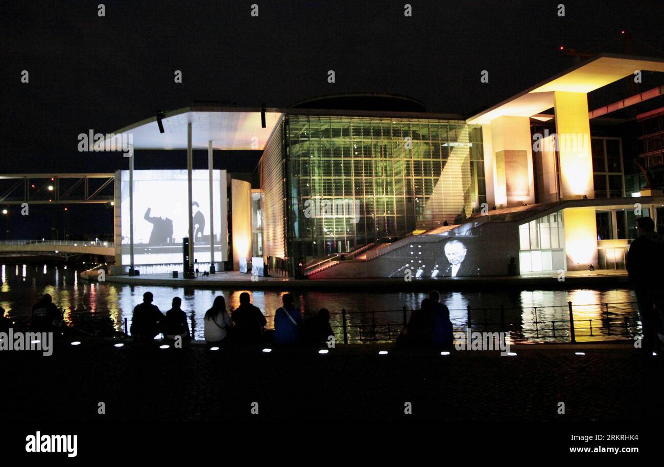 Bildnummer: 58252676 Datum: 16.07.2012 Copyright: imago/Xinhua (120717) -- BERLIN, 17. Juli 2012 (Xinhua) -- Besucher sehen die nachtaktive Lichtshow und die Geschichtsdokumentation vor dem Marie-Elisabeth-Lueders-Gebäude, dem Service-Center des Deutschen Bundestages, am Spreeufer in Berlin, 16. Juli 2012.(Xinhua/Pan xu)(psw) DEUTSCHLAND-BERLIN-LICHTSHOW PUBLICATIONxNOTxINxCHN Gesellschaft Illumination Lichterviertel xst 2012 x0x Regierungsshow 58252676 Datum 16 07 2012 Copyright Imago XINHUA Berlin 17. Juli 2012 XINHUA Visitors Watch the Nocturnal Light Show and History D Stockfoto