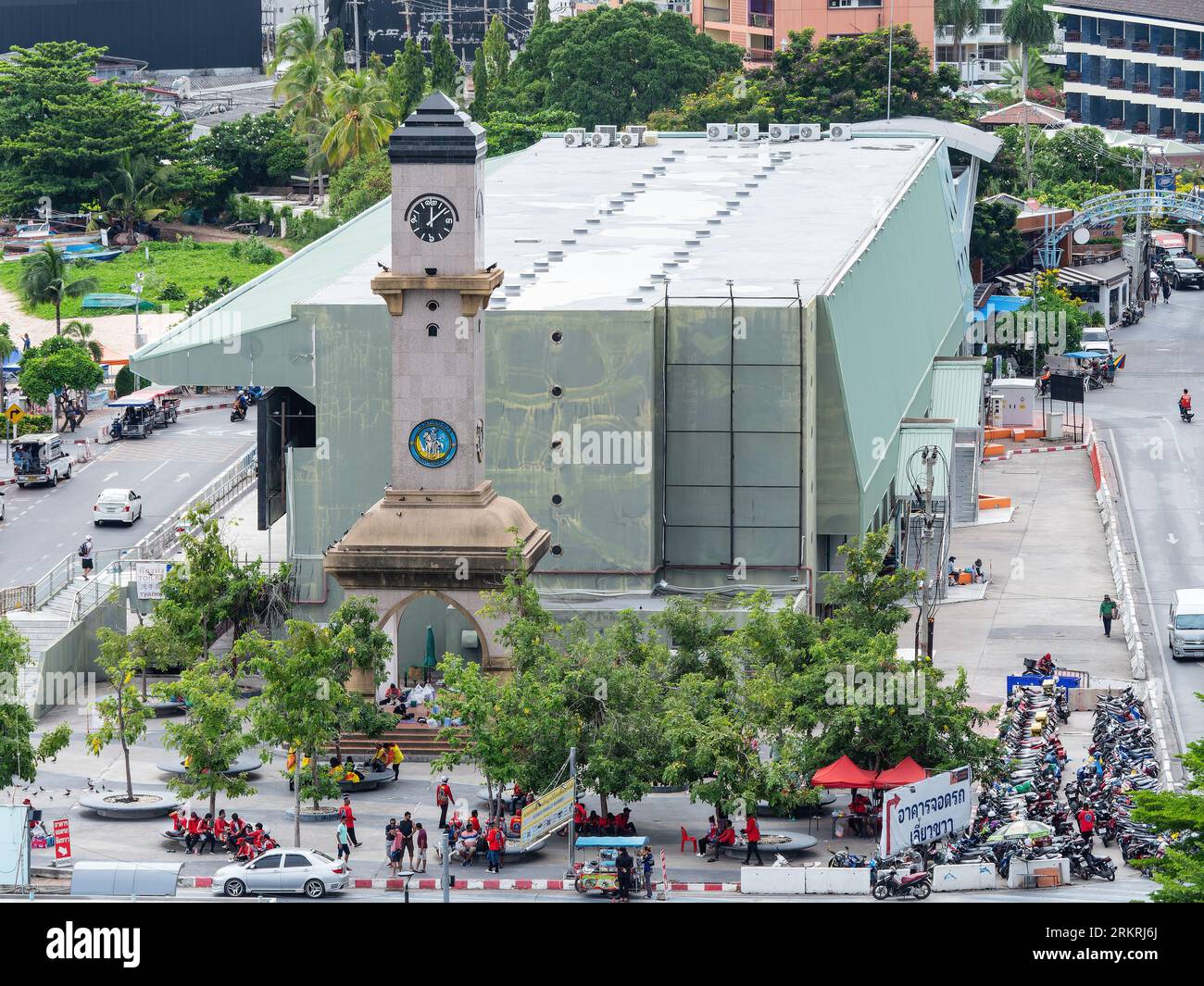 Das automatisierte Parkhaus am Bali Hai Pier in Pattaya. Hier fahren Boote Touristen nach Koh Lan und zu anderen tropischen Inseln vor der Küste von P Stockfoto
