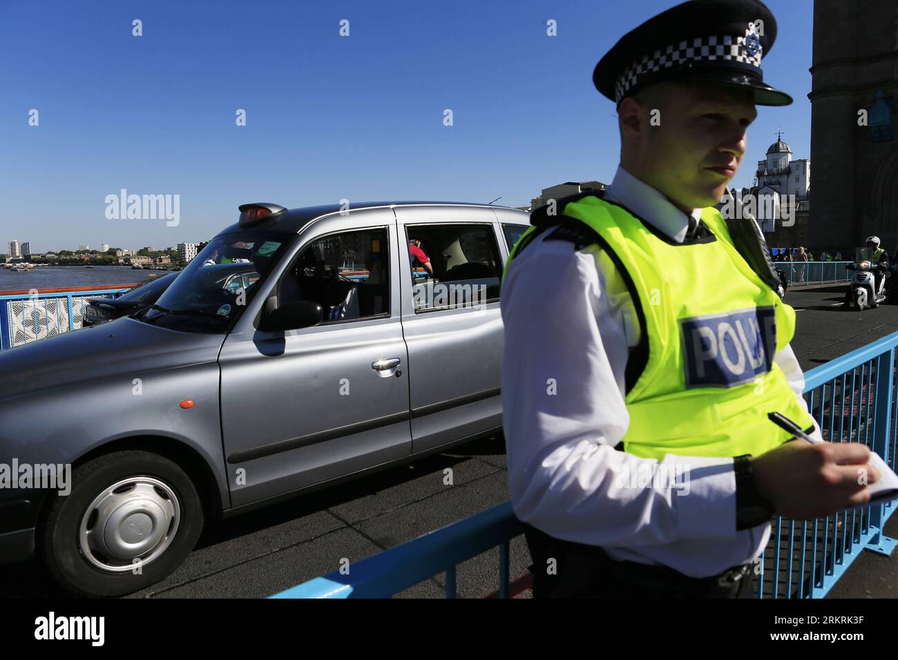 Bildnummer: 58271403 Datum: 23.07.2012 Copyright: imago/Xinhua (120723) -- LONDON, 23. Juli 2012 (xinhua) -- Ein Taxi fährt langsam auf der Tower Bridge während eines Protestes in London, Großbritannien, am 23. Juli 2012. Taxifahrer protestierten am Montag gegen das Verbot, in den Olympic Lanes zu fahren, sobald sie in wenigen Tagen in Kraft treten. (Xinhua/Ren Zhenglai) (nxl) (OLY2012)BRITAIN-LONDON-TAXI-PROTEST PUBLICATIONxNOTxINxCHN Gesellschaft Verkehr x2x xst 2012 quer o0 Polizei, Polizist 58271403 Datum 23 07 2012 Copyright Imago XINHUA London 23. Juli 2012 XINHUA A Taxi fährt langsam AUF dem T Stockfoto