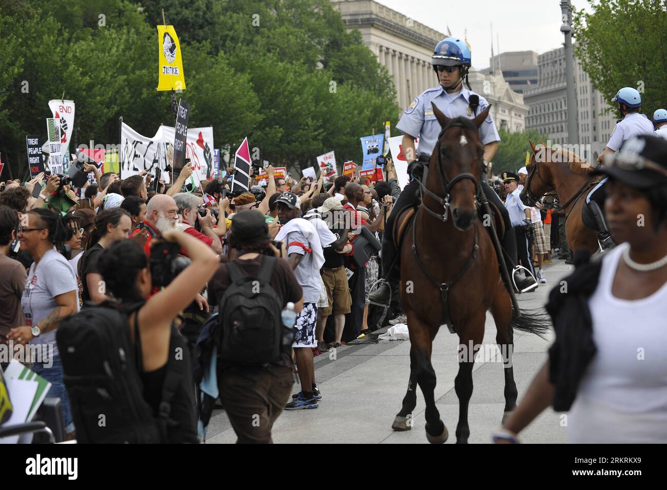 Bildnummer: 58275865 Datum: 24.07.2012 Copyright: imago/Xinhua (120724) -- WASHINGTON D.C., 24. Juli 2012 (Xinhua) -- Polizisten verdrängen Demonstranten vor dem Weißen Haus während einer Aids-Parade in Washington D.C., der Hauptstadt der Vereinigten Staaten, am 24. Juli 2012. Tausende versammelten sich um das Washington Convention Center, wo die 19. Internationale AIDS-Konferenz einberufen wird, und gingen zum Weißen Haus, um den US-Gouverneur um mehr Aufmerksamkeit für die medizinische Versorgung mit AIDS und die Beseitigung der Diskriminierung von HIV-Possitiven zu bitten. (Xinhua/Zhang Jun) US-WASHINGTON-AIDS-PARADE-PUBLIKATION Stockfoto