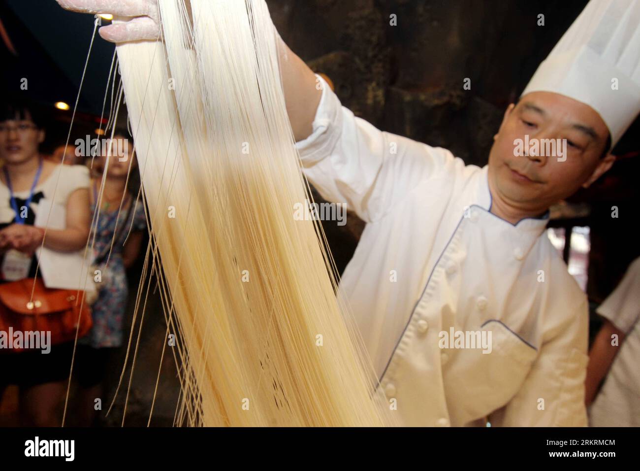 Bildnummer: 58278813  Datum: 25.07.2012  Copyright: imago/Xinhua (120725) -- SHANGHAI, July 25, 2012 (Xinhua) -- The Shanghai-style pastry master Lu Qi demonstrates his skills of noodle making at an exhibition in Yu Garden in Shanghai, east China s municipality, July 25, 2012. An exhibition on delicious food held by Shanghai Old-Town Temple Restaurant kicked off on Wednesday, displaying various snacks around world. (Xinhua/Liu Ying) (gjh) CHINA-SHANGHAI-YU GARDEN-SNACKS (CN) PUBLICATIONxNOTxINxCHN Wirtschaft Gastronomie Food xbs x0x 2012 quer      58278813 Date 25 07 2012 Copyright Imago XINHU Stockfoto