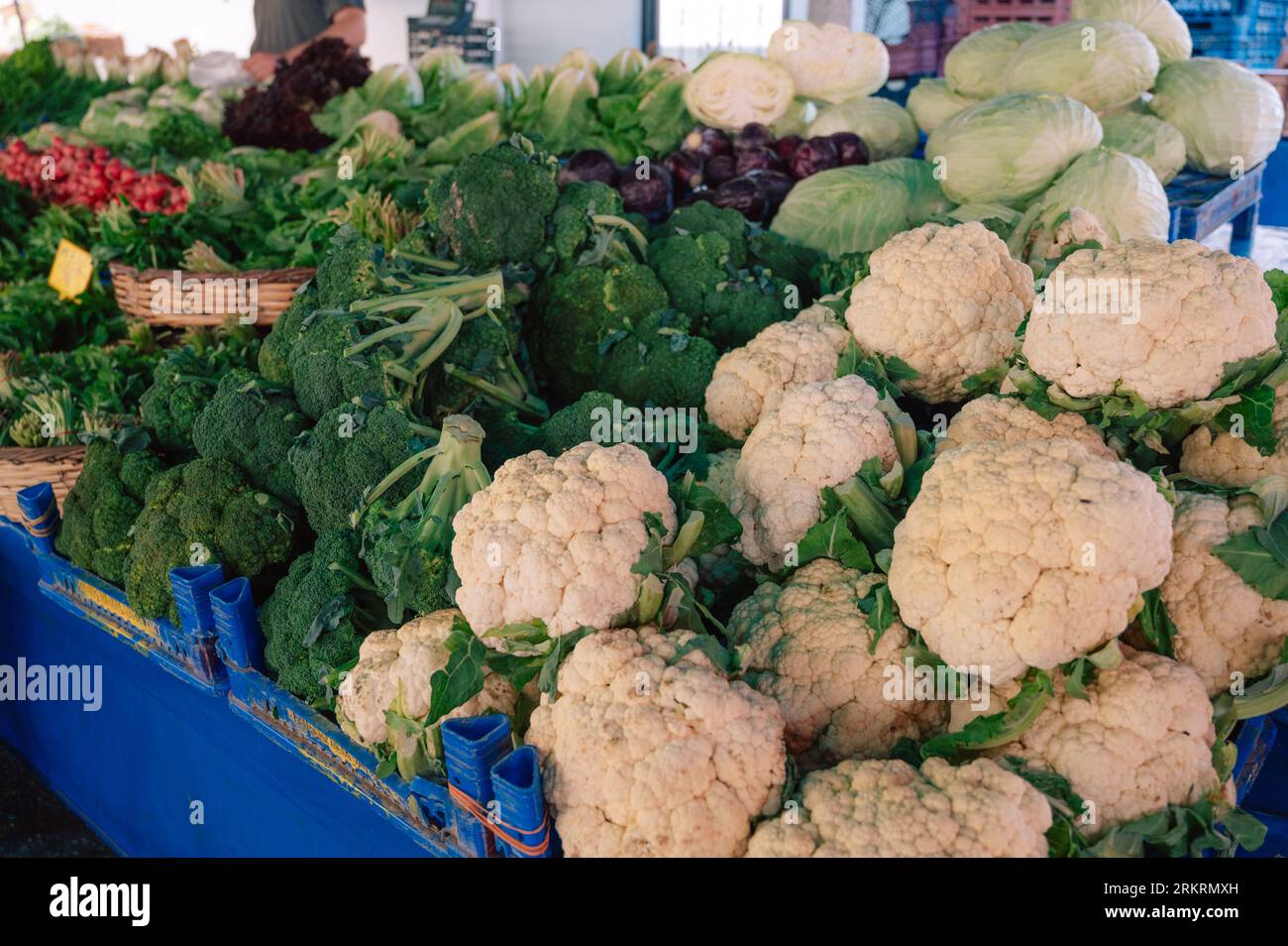 Blumenkohl-Verkauf auf dem traditionellen türkischen Bauernmarkt, eine Theke gefüllt mit frischem Obst Stockfoto