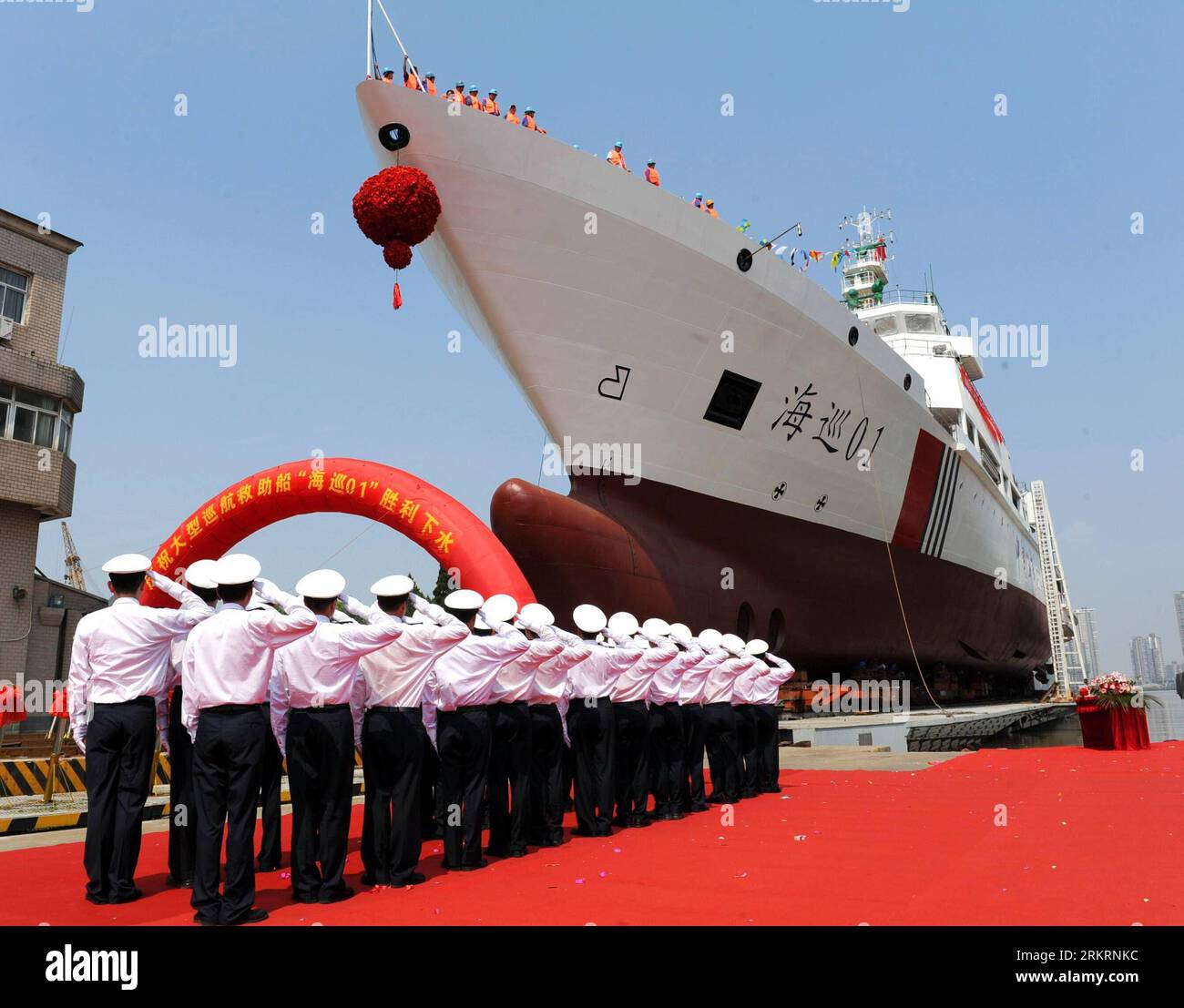 Bildnummer: 58286444 Datum: 28.07.2012 Copyright: imago/Xinhua (120728) -- WUHAN, 28. Juli 2012 (Xinhua) -- Foto aufgenommen am 28. Juli 2012 zeigt die Lachzeremonie des Patrouillenschiffs Haixun 01 in Wuhan, der Hauptstadt der zentralchinesischen Provinz Hubei. Das Patrouillenschiff ist für eine Länge von 128,6 Metern mit einer Tonnage von 5.418 Tonnen ausgelegt. Das Schiff wird Platz für 200 gerettete Seefahrer haben und mit Geräten ausgestattet sein, die eine grundlegende Behandlung und Operation für alle Verletzten ermöglichen. Neben Rettungseinsätzen kann das Schiff Schiffe schleppen und Brände auf anderen Booten auslöschen. (Xinhua/Wan h Stockfoto