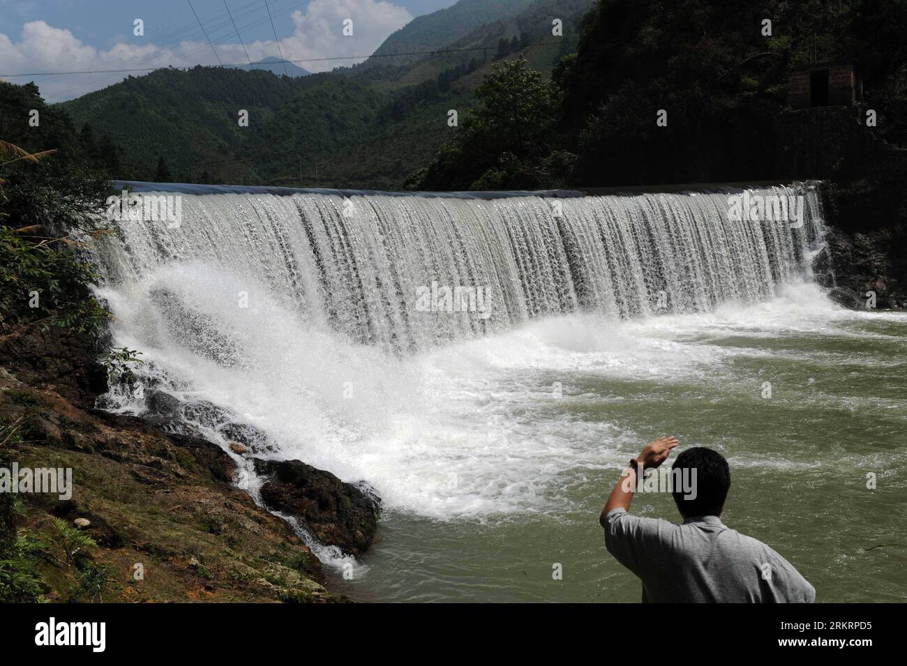 Bildnummer: 58288799 Datum: 29.07.2012 Copyright: imago/Xinhua (120730) -- QUANZHOU, 30. Juli 2012 (Xinhua) -- Ein Tourist schaut auf einen kleinen Wasserfall in Tianhu Scenic Spot im Quanzhou County, südchinesische autonome Region Guangxi Zhuang, 29. Juli 2012. Der Tianhu Scenic Spot, mit einer Höhe von über 1.600 Metern über dem Meeresspiegel, ist ein Seengebiet mit 13 Stauseen und Hochgebirgswäldern. (Xinhua/Liu Guangming) (wjq) CHINA-GUANGXI-QUANZHOU-TIANHU SCENIC SPOT (CN) PUBLICATIONxNOTxINxCHN Reise Aufmacher x0x xds 2012 quer 58288799 Datum 29 07 2012 Copyright Imago XINHUA Quanzhou Stockfoto