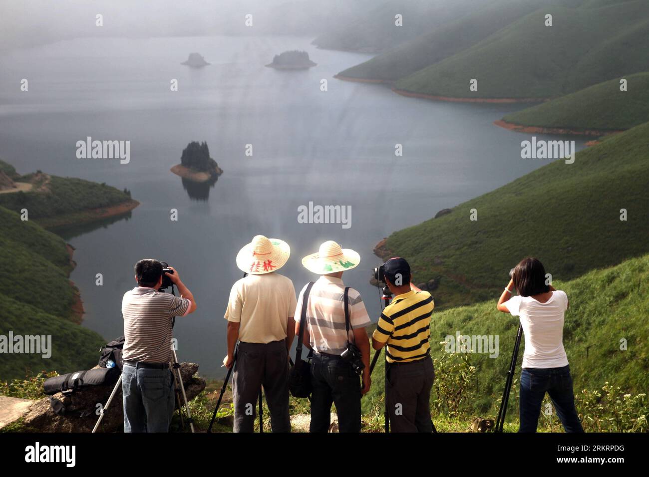 Bildnummer: 58288797 Datum: 29.07.2012 Copyright: imago/Xinhua (120730) -- QUANZHOU, 30. Juli 2012 (Xinhua) -- Foto-Fans machen Fotos in Tianhu Scenic Spot von Quanzhou County, südchinesische autonome Region Guangxi Zhuang, 29. Juli 2012. Der Tianhu Scenic Spot, mit einer Höhe von über 1.600 Metern über dem Meeresspiegel, ist ein Seengebiet mit 13 Stauseen und Hochgebirgswäldern. (Xinhua/Wang Zichuang) (wjq) CHINA-GUANGXI-QUANZHOU-TIANHU SCENIC SPOT (CN) PUBLICATIONxNOTxINxCHN Reise Aufmacher x0x xds 2012 quer 58288797 Datum 29 07 2012 Copyright Imago XINHUA Quanzhou Juli 30 2012 Stockfoto