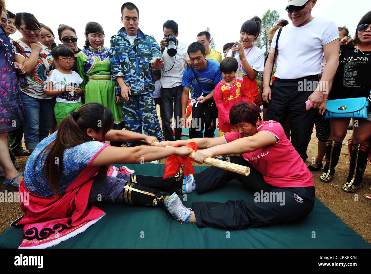 Bildnummer: 58322219 Datum: 07.08.2012 Copyright: imago/Xinhua (120808) -- HEIHE, 8. August 2012 (Xinhua) -- zwei Oroqen-Athleten (Front) treten während der sportlichen Wettkämpfe des traditionellen Gott-des-Feuers-Opferfestivals der ethnischen Gruppe in der Gemeinde Xinsheng Oroqen Heihe, 7. August 2012 an. Das Gulunmuta Festival, das wichtigste Festival für die Oroqen, wurde 2006 als eines der ersten Stücke von Chinas immateriellem Kulturerbe aufgeführt. Das erste Gulunmuta Festival in Heilongjiang begann am Montag in Xinsheng. Mehr als 150 Oroqen athl Stockfoto