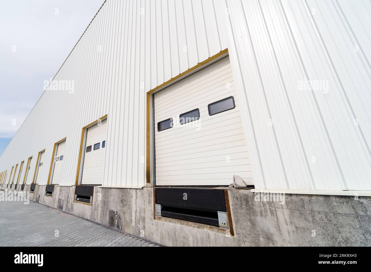 Lagertor zum Be- und Entladen von Fracht in einem verteilten Zentrum Stockfoto