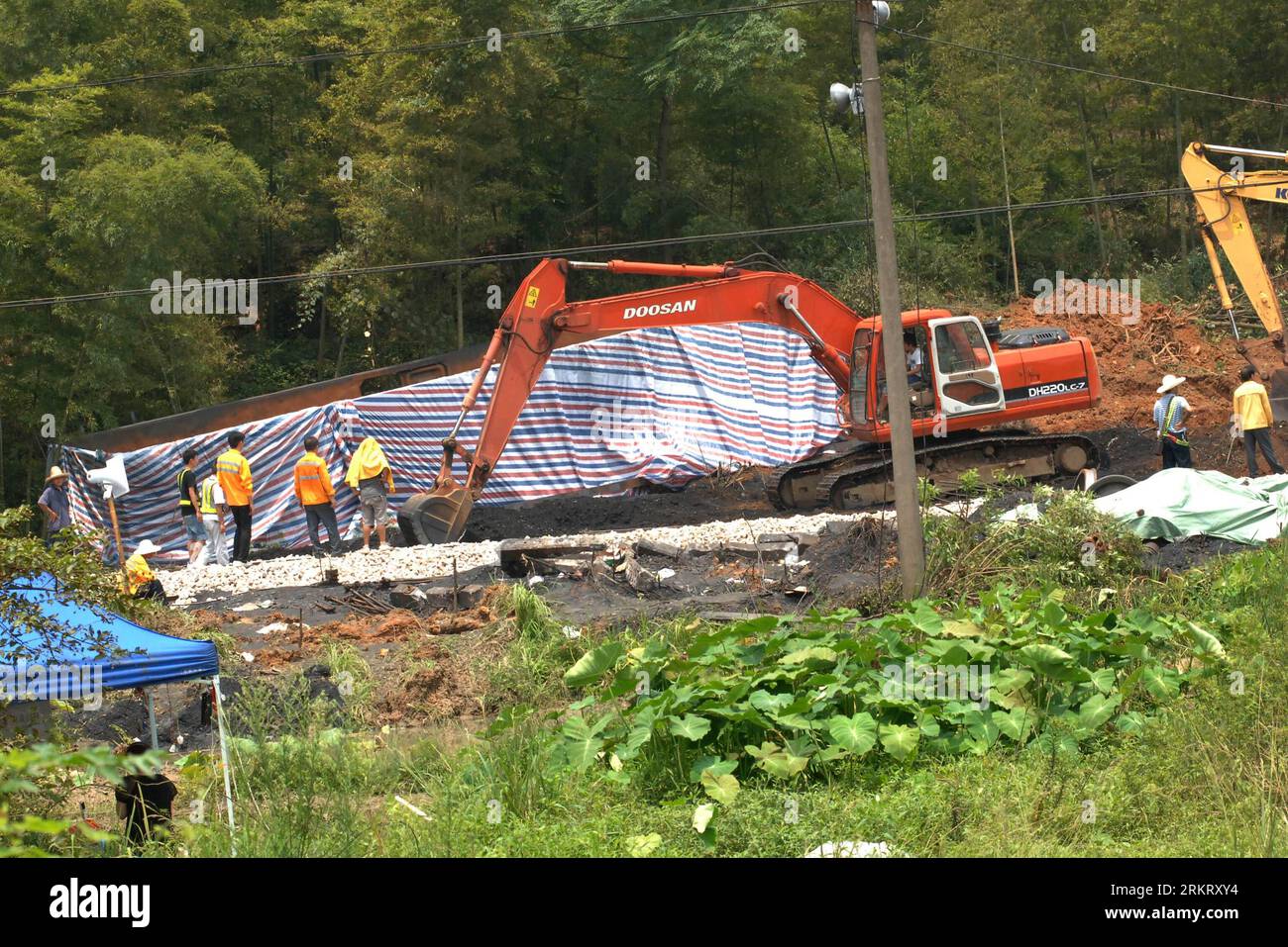 Bildnummer: 58327864 Datum: 08.08.2012 Copyright: imago/Xinhua (120809) -- CHANGSHA, 9. August 2012 (Xinhua) -- Rettungskräfte arbeiten am Unfallort, nachdem ein Kohlezug im Dorf Zhoujia ao in der Stadt Qiaokou, Provinz Hunan, 8. August 2012 umgedreht wurde. Mehr als zehn mit Kohle beladene Waggons entgleisten am Dienstagnachmittag. Bei dem Unfall kam es nicht zu Todesfällen. (Xinhua) (ry) CHINA-HUNAN-KOHLEZUG-UNFALL (CN) PUBLICATIONxNOTxINxCHN Gesellschaft xda x2x 2012 quer o0 Verkerh, Bahn, Zugunglück, Unglück, Güterzug 58327864 Datum 08 08 2012 Copyright Imago XINHUA Cha Stockfoto