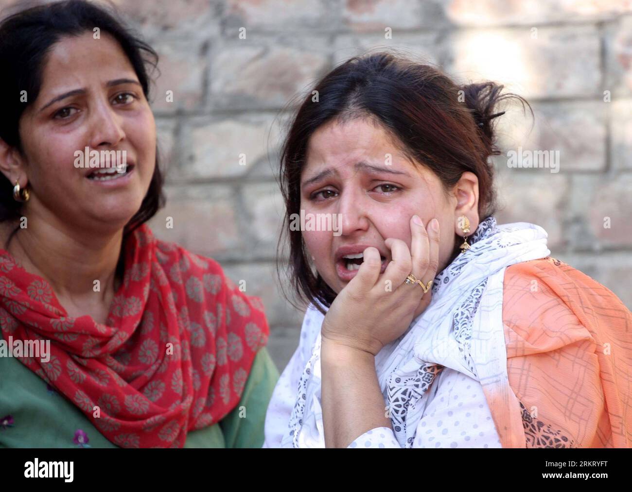 Bildnummer: 58332715 Datum: 10.08.2012 Copyright: imago/Xinhua (120810) -- SRINAGAR, 10. August 2012 (Xinhua) -- Verwandte trauern um den Tod eines pensionierten Polizisten Abdul Hamid Bhat während seiner Beerdigung in Srinagar, der Sommerhauptstadt des von Indien kontrollierten Kaschmirs, am 10. August 2012. Bhat, ein pensionierter stellvertretender Polizeipräsident, wurde von mutmaßlichen Militanten erschossen, während er aus der Moschee kam, nachdem er Freitagsgebete in Batmaloo, der Hauptstadt Srinagar, gehalten hatte, sagte die Polizei. (Xinhua/Javed dar) (psw) KASHMIR-SRINAGAR-POLIZIST ERSCHOSSEN PUBLICATIONxNOTxINxCHN Gesellschaft Beerdig Stockfoto