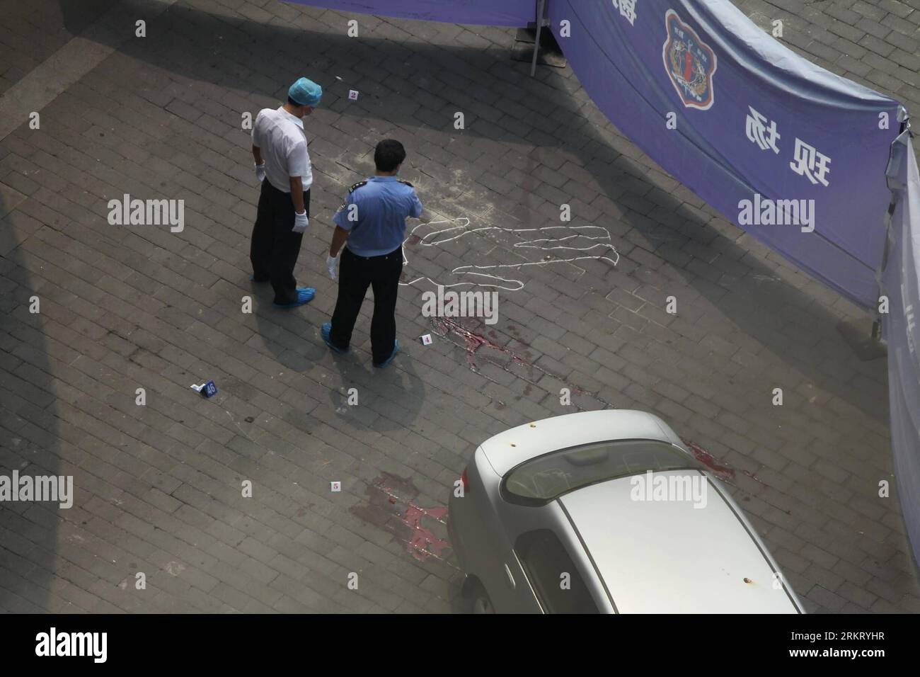 Bildnummer: 58332741 Datum: 10.08.2012 Copyright: imago/Xinhua (120810) -- CHONGQING, 10. August 2012 (Xinhua) -- Polizisten erhalten Beweise am Ort eines bewaffneten Raubüberfalls vor einer Bank in der südwestchinesischen Gemeinde Chongqing, 10. August 2012. Eine Person wurde erschossen und zwei weitere wurden bei einem bewaffneten Raubüberfall in der Gemeinde Chongqing am Freitagmorgen verletzt. Die Polizei hat eine Fahndung nach dem Serienmörder gestartet, von dem angenommen wird, dass er hinter dem Raub steckt. (Xinhua) (llp) CHINA-CHONGQING-BEWAFFNETER Raubüberfall (CN) PUBLICATIONxNOTxINxCHN Gesellschaft Kriminalität Raub Raubmord Überfall Raubüberfall Premiumd x Stockfoto