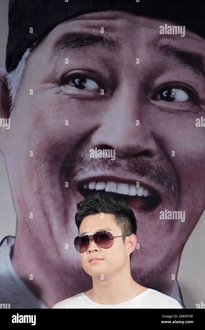 Bildnummer: 58335036 Datum: 11.08.2012 Copyright: imago/Xinhua (120811) -- PEKING, 11. August 2012 (Xinhua) -- Schauspieler Xiaoshenyang nimmt an der Premiere-Pressekonferenz seines neuen Films der Löwe brüllt 2 in Peking, Hauptstadt Chinas, am 11. August 2012 Teil. Der Film wird am 17. August 2012 veröffentlicht. (Xinhua/Zheng Huansong) CHINA-BEIJING-MOVIE-PRESS CONFERENCE (CN) PUBLICATIONxNOTxINxCHN People Entertainment Filmpremiere xjh x0x 2012 hoch 58335036 Datum 11 08 2012 Copyright Imago XINHUA Peking 11. August 2012 der XINHUA-Schauspieler Xiaoshenyang nimmt an der Premiere-Pressekonferenz zu seinem neuen Film der Löwe brüllt Teil Stockfoto