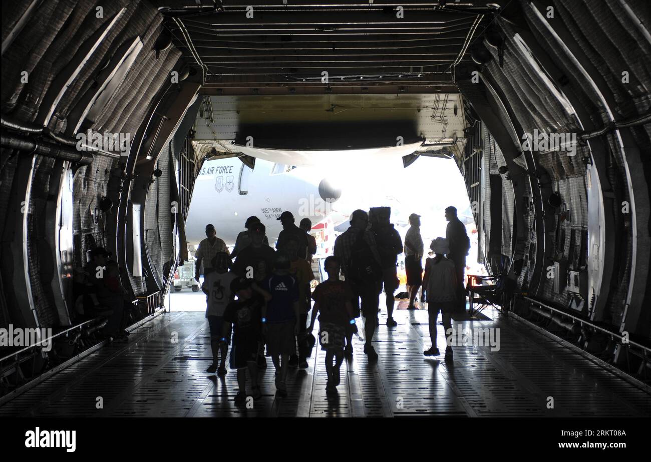Bildnummer: 58338141 Datum: 11.08.2012 Copyright: imago/Xinhua (120811) -- ABBOTSFORD, 11. Aug. 2012 (Xinhua) -- Eine US Air Force C-5 Galaxy ist auf der 50-jährigen Abbotsford Airshow am 10. Aug. 2012 in Abbotsford, BC, Kanada zu sehen. (Xinhua/Sergei Bachlakov) CANADA-ABBOTSDORD-AIRSHOW PUBLICATIONxNOTxINxCHN Gesellschaft Militär Flugschau Flugzeug x2x xst 2012 quer o0 Militärflugzeug Transportflugzeug C5 Laderaum 58338141 Datum 11 08 2012 Copyright Imago XINHUA Abbotsford 11. August 2012 XINHUA A U.S. Air Force C 5 Galaxy IST AUF DER 50th Anniversary Abbotsford Airshow AM 1. August zu sehen Stockfoto