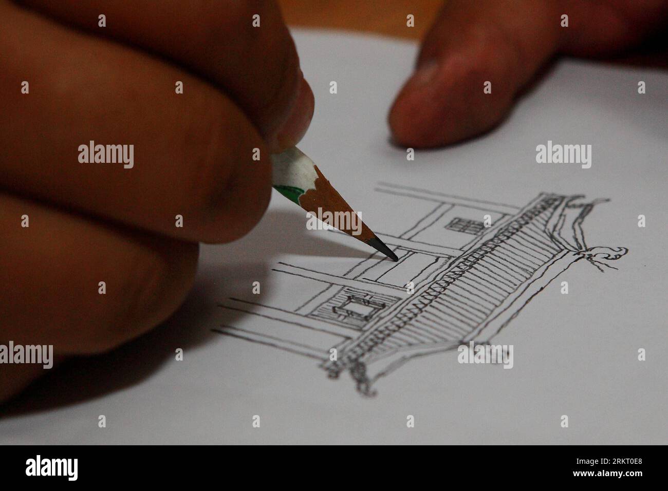 Bildnummer: 58338520 Datum: 12.08.2012 Copyright: imago/Xinhua (120812) -- HEFEI, 12. August 2012 (Xinhua) -- Xiang Shigan zeichnet Skizzen eines alten Gebäudes für die grafischen Muster, die auf den neu entworfenen Tintenstift in der ostchinesischen Provinz Anhui am 8. August 2012 gemeißelt werden sollen. Der 43-Jährige Xiang Shdak führte die Handwerkskunst des Entwerfens und der Herstellung von Tintenstiften von seinem Vater fort, einem leitenden Handwerker in diesem Geschäft. Xiang begann 1987 sein eigenes Tintenstifthandel. Nach 20 Jahren Forschung und Entwicklung förderte Xiang die traditionelle Technologie und entwickelte eine Reihe neuer Technologien Stockfoto