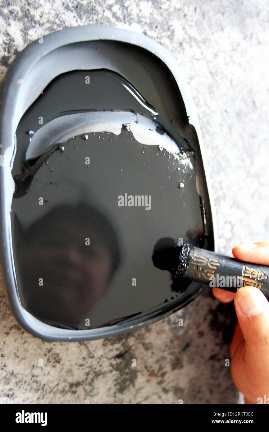 Bildnummer: 58338523 Datum: 12.08.2012 Copyright: imago/Xinhua (120812) -- HEFEI, 12. August 2012 (Xinhua) -- Xiang Shigan mahlt ein Stück Tintenstab, das er für einen Kunden gemacht hat, um die Qualität im Bezirk Shexian der ostchinesischen Provinz Anhui zu untersuchen, 8. August 2012. Der 43-Jährige Xiang Shdak führte die Handwerkskunst des Entwerfens und der Herstellung von Tintenstiften von seinem Vater fort, einem leitenden Handwerker in diesem Geschäft. Xiang begann 1987 sein eigenes Tintenstifthandel. Nach 20 Jahren Forschung und Entwicklung förderte Xiang die traditionelle Technologie und entwickelte eine Reihe neuer Musterdesigns. Derzeit ist Xiang t Stockfoto