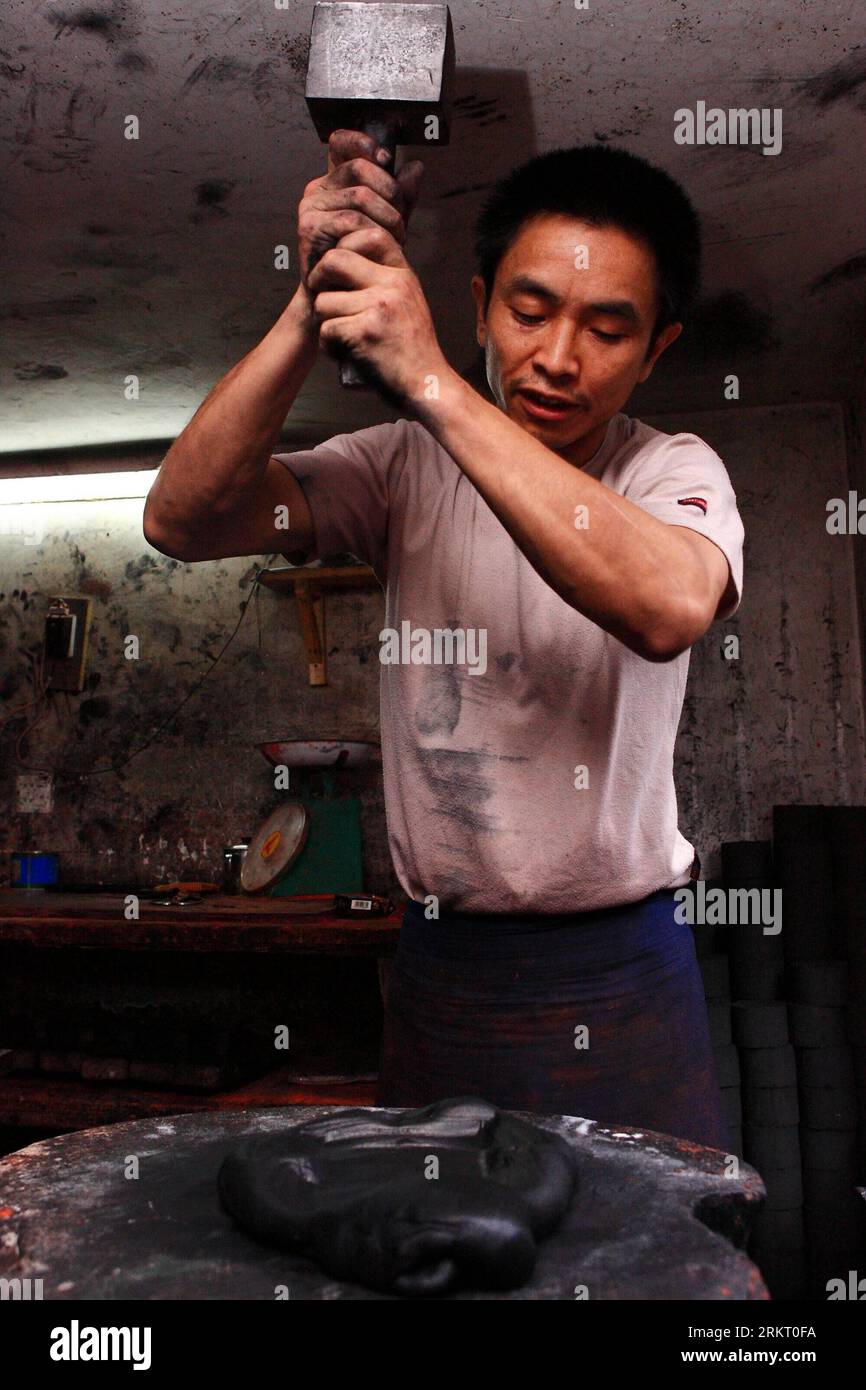 Bildnummer: 58338517 Datum: 12.08.2012 Copyright: imago/Xinhua (120812) -- HEFEI, 12. August 2012 (Xinhua) -- Huang Jun, ein Arbeiter im Atelier von Xiang Sheah, knabbert das Rohmaterial von Tintenstöcken im Bezirk Shexian der ostchinesischen Provinz Anhui, 8. August 2012. Der 43-Jährige Xiang Shdak führte die Handwerkskunst des Entwerfens und der Herstellung von Tintenstiften von seinem Vater fort, einem leitenden Handwerker in diesem Geschäft. Xiang begann 1987 sein eigenes Tintenstifthandel. Nach 20 Jahren Forschung und Entwicklung förderte Xiang die traditionelle Technologie und entwickelte eine Reihe neuer Musterdesigns. Derzeit ist Xiang der A Stockfoto