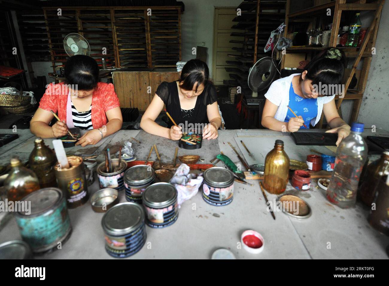 Bildnummer: 58338528 Datum: 11.08.2012 Copyright: imago/Xinhua (120812) -- HEFEI, 12. August 2012 (Xinhua) -- Facharbeiter in Xiangs Tintenstiften Fabrik Outline Tintensticks in Goldfarbe in Shexian County der ostchinesischen Provinz Anhui, 11. August 2012. Der 43-Jährige Xiang Shdak führte die Handwerkskunst des Entwerfens und der Herstellung von Tintenstiften von seinem Vater fort, einem leitenden Handwerker in diesem Geschäft. Xiang begann 1987 sein eigenes Tintenstifthandel. Nach 20 Jahren Forschung und Entwicklung förderte Xiang die traditionelle Technologie und entwickelte eine Reihe neuer Musterdesigns. Derzeit ist Xiang der Preis- Stockfoto