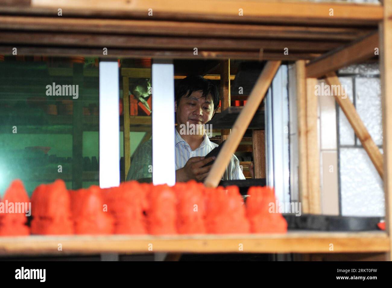 Bildnummer: 58338529 Datum: 11.08.2012 Copyright: imago/Xinhua (120812) -- HEFEI, 12. August 2012 (Xinhua) -- Xiang Shigan wählt geeignete Form zum Formen von Tintenstiften im Bezirk Shexian der ostchinesischen Provinz Anhui, 11. August 2012. Der 43-Jährige Xiang Shdak führte die Handwerkskunst des Entwerfens und der Herstellung von Tintenstiften von seinem Vater fort, einem leitenden Handwerker in diesem Geschäft. Xiang begann 1987 sein eigenes Tintenstifthandel. Nach 20 Jahren Forschung und Entwicklung förderte Xiang die traditionelle Technologie und entwickelte eine Reihe neuer Musterdesigns. Derzeit ist Xiang die preisgekrönte Tintenstiftdesig Stockfoto