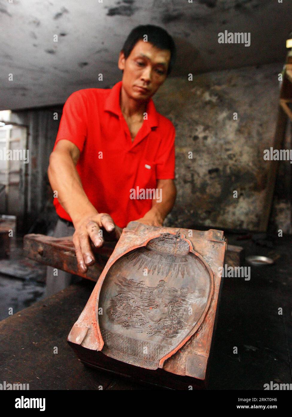 Bildnummer: 58338512 Datum: 12.08.2012 Copyright: imago/Xinhua (120812) -- HEFEI, 12. August 2012 (Xinhua) -- Wang Yongzhong, ein Arbeiter des Werkhauses von Xiang Sheah, verpflanzt den Rohstoff des Tintenstifts in eine Form im Bezirk Shexian der ostchinesischen Provinz Anhui, 8. August 2012. Der 43-Jährige Xiang Shdak führte die Handwerkskunst des Entwerfens und der Herstellung von Tintenstiften von seinem Vater fort, einem leitenden Handwerker in diesem Geschäft. Xiang begann 1987 sein eigenes Tintenstifthandel. Nach 20 Jahren Forschung und Entwicklung förderte Xiang die traditionelle Technologie und entwickelte eine Reihe neuer Musterdesigns. Währ Stockfoto