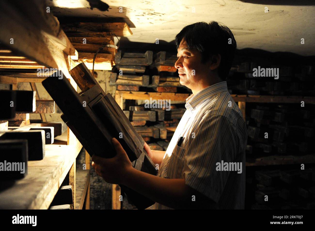 Bildnummer: 58338534 Datum: 11.08.2012 Copyright: imago/Xinhua (120812) -- HEFEI, 12. August 2012 (Xinhua) -- Xiang Shigan wählt geeignete Form zum Formen von Tintenstiften im Bezirk Shexian der ostchinesischen Provinz Anhui, 11. August 2012. Der 43-Jährige Xiang Shdak führte die Handwerkskunst des Entwerfens und der Herstellung von Tintenstiften von seinem Vater fort, einem leitenden Handwerker in diesem Geschäft. Xiang begann 1987 sein eigenes Tintenstifthandel. Nach 20 Jahren Forschung und Entwicklung förderte Xiang die traditionelle Technologie und entwickelte eine Reihe neuer Musterdesigns. Derzeit ist Xiang die preisgekrönte Tintenstiftdesig Stockfoto