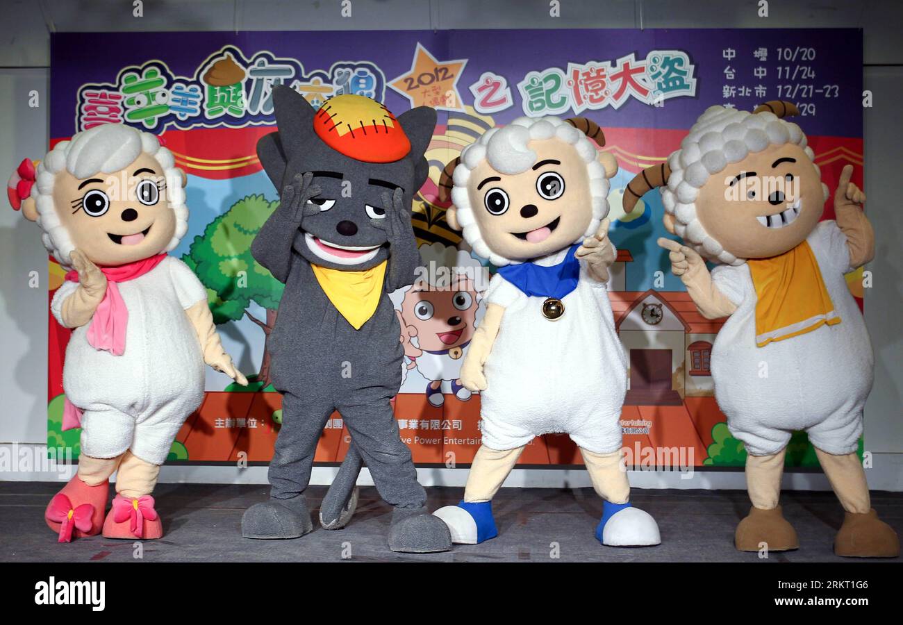 Bildnummer: 58348609 Datum: 14.08.2012 Copyright: imago/Xinhua (120814) -- TAIPEI, 14. August 2012 (Xinhua) -- Schauspieler, die als Cartoonfiguren des bekannten chinesischen Cartoons Pleasant Goat and Big Big Wolf verkleidet sind, treten auf einer Pressekonferenz in Taipei, Südostchina, Taiwan, 14. August 2012 auf. Die Theaterversion des Zeichentrickfilms wird ab Oktober in Taiwan erscheinen. (Xinhua/Hou Dongtao) (zc) CHINA-TAIPEI-CARTOON-PRESS CONFERENCE (CN) PUBLICATIONxNOTxINxCHN Kultur Entertainment Comic Comicfigur Kostüm xbs x0x 2012 quer 58348609 Datum 14 08 2012 Copyright Imago XINHUA Taipei 14. August 2012 XINHUA Act Stockfoto