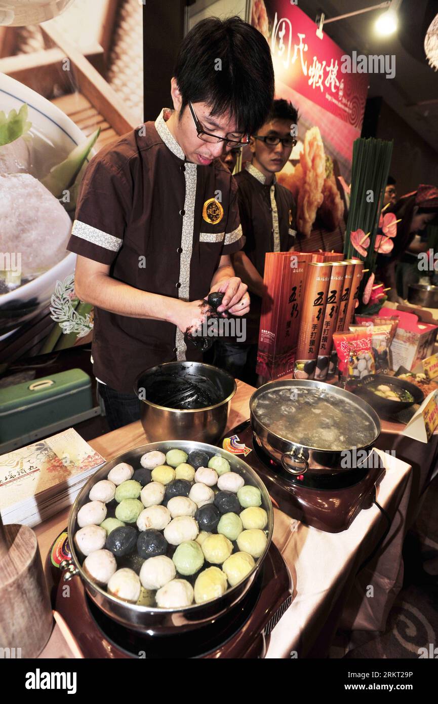 Bildnummer: 58352807 Datum: 15.08.2012 Copyright: imago/Xinhua (120815) -- TAIPEI, 15. August 2012 (Xinhua) -- Ein Koch macht bunte Fischbällchen auf der Pressekonferenz der Taiwan Culinary Exhibition 2012 in Taipei, Südostchinas Taiwan, 15. August 2012. Die 4-tägige Ausstellung beginnt am 17. August in Taipeh. (Xinhua/Wu Ching-teng) (zc) CHINA-TAIPEI-CULINARY EXHIBITION-PRESS CONFERENCE (CN) PUBLICATIONxNOTxINxCHN Wirtschaft Messe Food xbs x0x 2012 hoch 58352807 Datum 15 08 2012 Copyright Imago XINHUA Taipei 15. August 2012 XINHUA A Boss macht bunte Fischbällchen AUF der Pressekonferenz Stockfoto