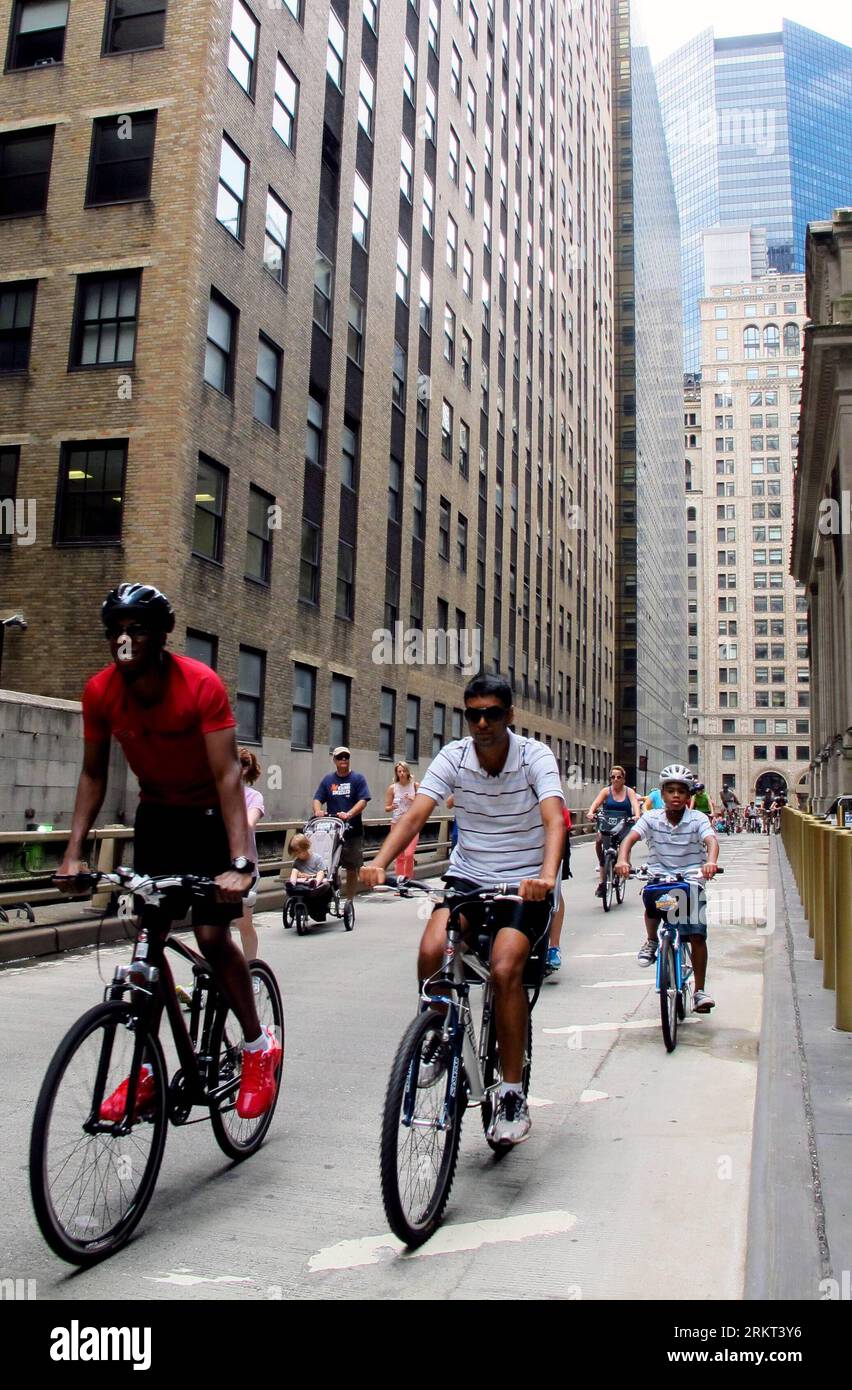 Bildnummer: 58363637 Datum: 18.08.2012 Copyright: imago/Xinhua (120818) -- NEW YORK, 18. August 2012 (Xinhua) -- Radfahren während der fünften jährlichen Summer Streets Veranstaltung auf der Park Avenue, New York, USA, 18. August 2012. Summer Streets ist eine jährliche Feier von New Yorks wertvollstem öffentlichen Raum -- Straßen. An drei aufeinanderfolgenden Samstagen im Sommer sind fast sieben Meilen der Straßen von NYC geöffnet, um zu spielen, zu laufen, Fahrrad zu fahren und zu atmen. Summer Streets bietet Platz für gesunde Erholung und ermutigt New Yorker, nachhaltigere Verkehrsmittel zu nutzen. Im Jahr 2011 mehr Stockfoto