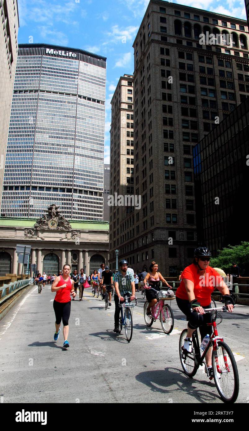 Bildnummer: 58363639 Datum: 18.08.2012 Copyright: imago/Xinhua (120818) -- NEW YORK, 18. August 2012 (Xinhua) -- Radfahren während der fünften jährlichen Summer Streets Veranstaltung auf der Park Avenue, New York, USA, 18. August 2012. Summer Streets ist eine jährliche Feier von New Yorks wertvollstem öffentlichen Raum -- Straßen. An drei aufeinanderfolgenden Samstagen im Sommer sind fast sieben Meilen der Straßen von NYC geöffnet, um zu spielen, zu laufen, Fahrrad zu fahren und zu atmen. Summer Streets bietet Platz für gesunde Erholung und ermutigt New Yorker, nachhaltigere Verkehrsmittel zu nutzen. Im Jahr 2011 mehr Stockfoto