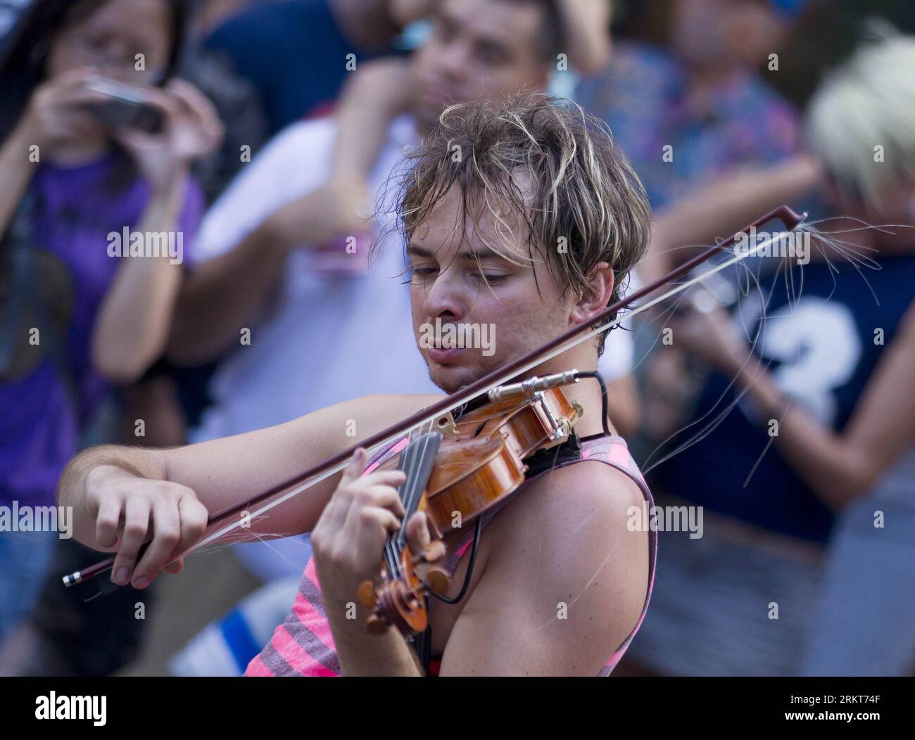 Bildnummer: 58391476 Datum: 26.08.2012 Copyright: imago/Xinhua (120827) -- TORONTO, 27. August 2012 (Xinhua) -- Ein Mann spielt Geige während des 13. BuskerFest im St. Lawrence Market Neighborhood in Toronto, Kanada, 26. August 2012. Das BuskerFest ist Torontos internationales Straßenkünstlerfestival, das sich zum größten seiner Art in Nordamerika entwickelt hat. Das Festival hat über 100 der besten Straßenkünstler aus der ganzen Welt und wird in diesem Jahr voraussichtlich 1 Million Besucher anziehen. (Xinhua/Zou Zheng)(msq) CANADA-TORONTO-BUSKERFEST PUBLICATIONxNOTxINxCHN Gesellschaft Tradition Strass Stockfoto