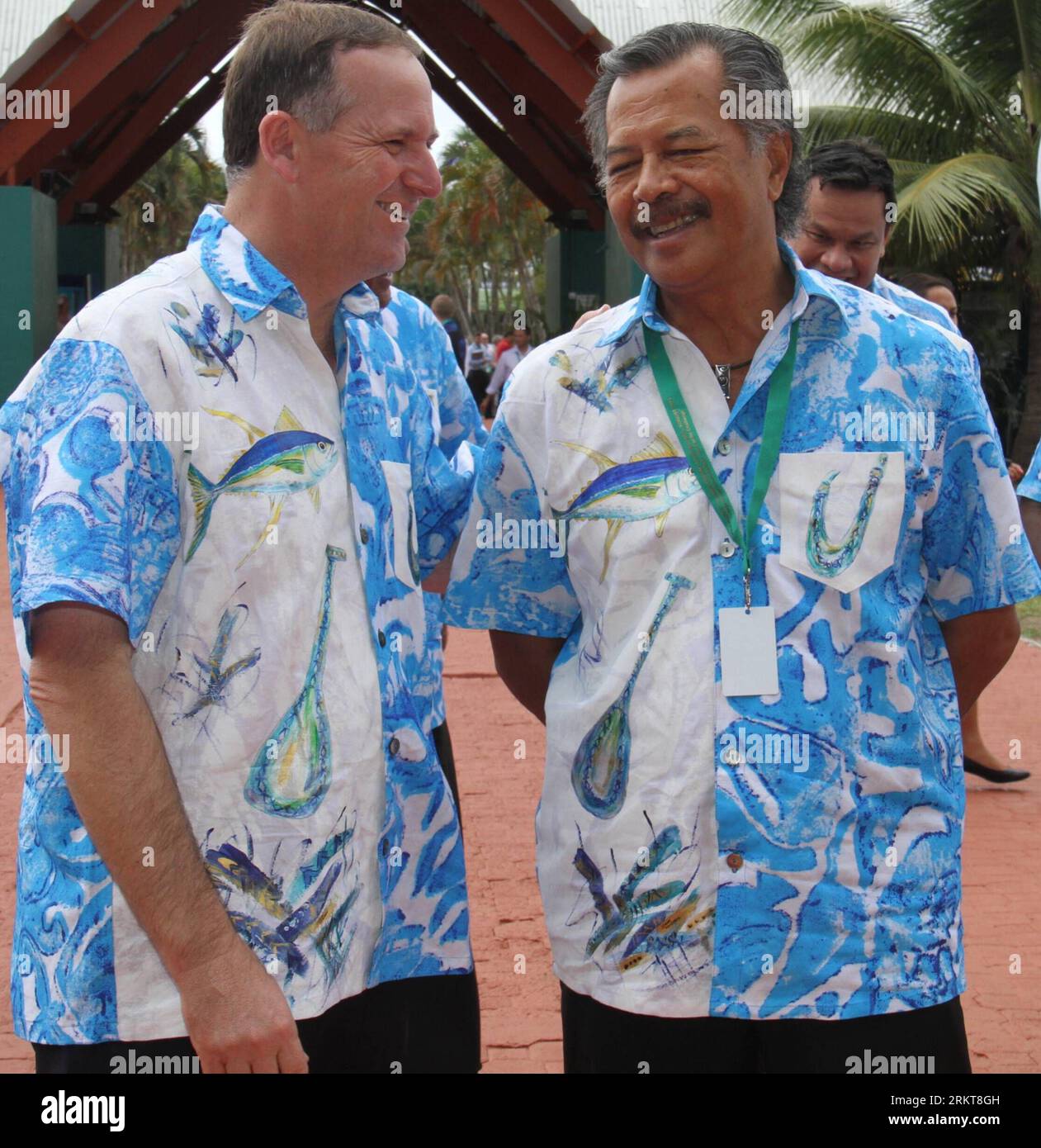 Bildnummer: 58405140 Datum: 29.08.2012 Copyright: imago/Xinhua (120830) -- RAROTONGA, 30. August 2012 (Xinhua) -- Neuseelands Premierminister Johun Key (L) spricht mit dem Premierminister der Cookinseln Henry Puna während der ersten Plenartagung des 43. Pazifik-Inselforums in Rarotonga, Cookinseln, 29. August 2012. Die Forumsführer hielten am Mittwoch ihre erste Plenartagung des Forums mit dem Thema große Ozeaninseln -- die Pacific Challenge. (Xinhua/Huang Xingwei) COOK ISLANDS-RAROTONGA-PACIFIC ISLANDS FORUM-FIRST DAY PLENUM PUBLICATIONxNOTxINxCHN People Politik x0x xgw 2012 quadrat Stockfoto