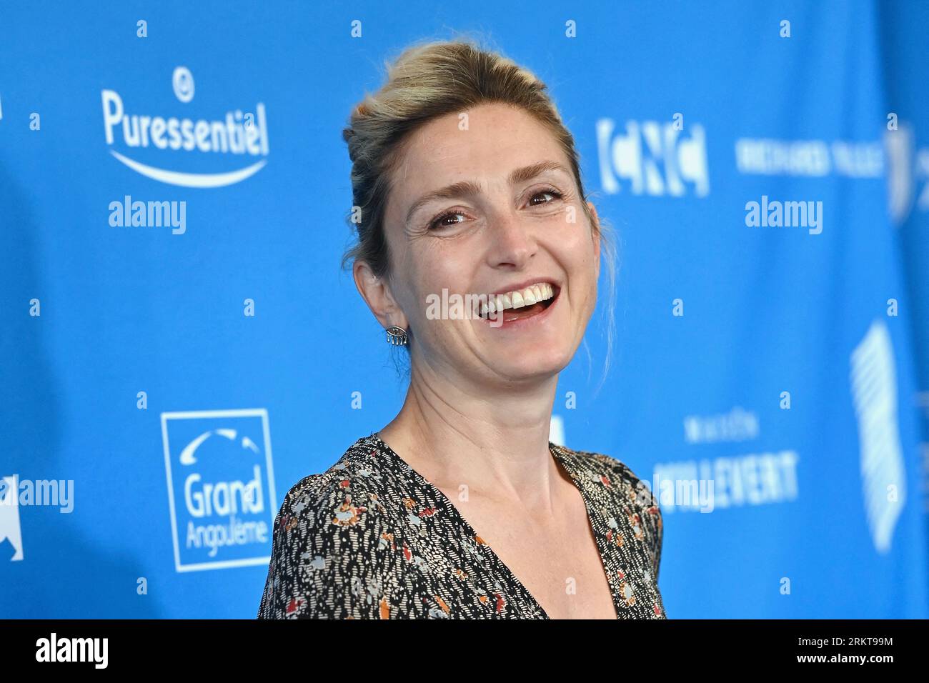 Angouleme, Frankreich. 25. August 2023. Julie Gayet nimmt am 25. August 2023 an der Fotokonferenz L’Homme de Pekin im Rahmen des 16. Angouleme Film Festivals in Angouleme Teil. Foto: Franck Castel/ABACAPRESS.COM Abaca Press/Alamy Live News Stockfoto