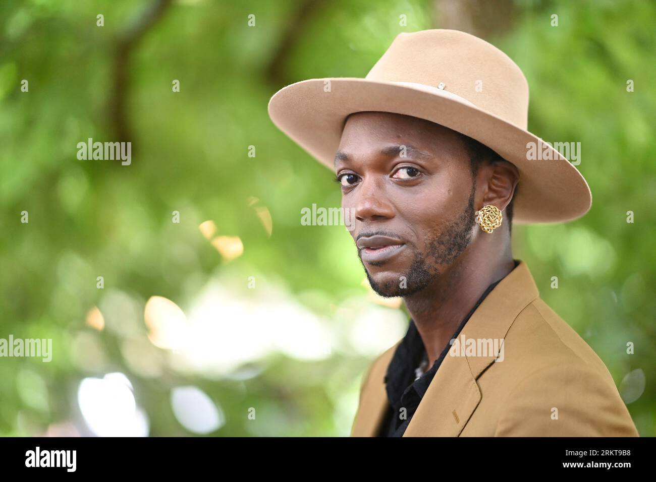 Angouleme, Frankreich. 25. August 2023. Regisseur Baloji nimmt am 25. August 2023 im Rahmen des 16. Angouleme Film Festivals in Angouleme, Frankreich, am L’Homme de Pekin Photocall Teil. Foto: Franck Castel/ABACAPRESS.COM Abaca Press/Alamy Live News Stockfoto