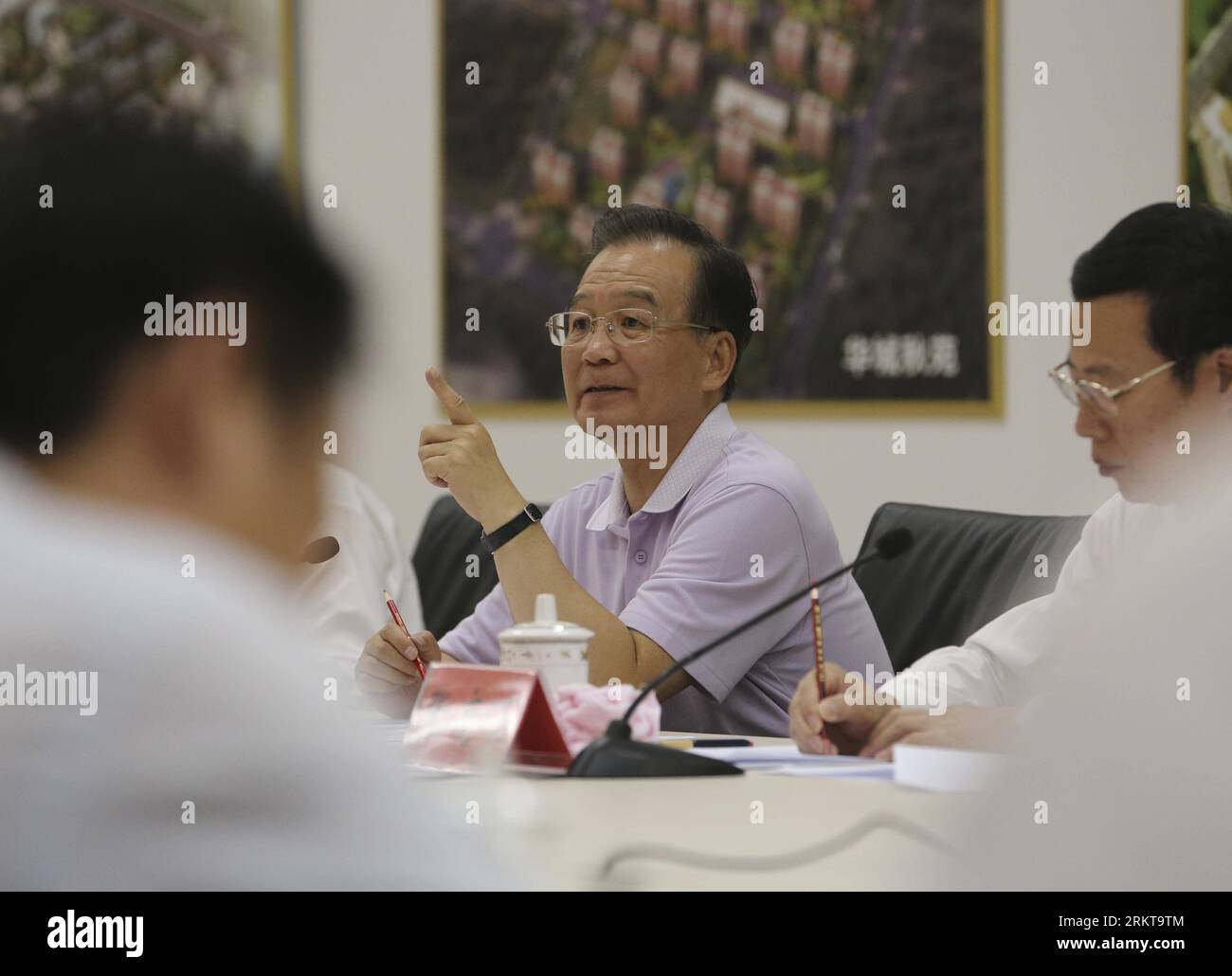 Bildnummer: 58413840 Datum: 31.08.2012 Copyright: imago/Xinhua der chinesische Premier Wen Jiabao (C) spricht mit dem Bauleiter von Shuangqingxinjiayuan, dem größten erschwinglichen Wohnprojekt von Tianjin, in Tianjin, Nordchina, am 31. August 2012. Wen inspizierte am Freitag den Bau erschwinglicher Wohnungen in Tianjin.(Xinhua/Ding Lin) (lfj) CHINA-TIANJIN-WEN JIABAO-ERSCHWINGLICHE WOHNUNGSINSPEKTION (CN) PUBLICATIONxNOTxINxCHN People Politik Gesellschaft sozialer Wohnungsbau x0x xds 2012 quer 58413840 Datum 31 08 2012 Copyright Imago XINHUA der chinesische Premier Wen Jiabao C spricht mit in Char Stockfoto