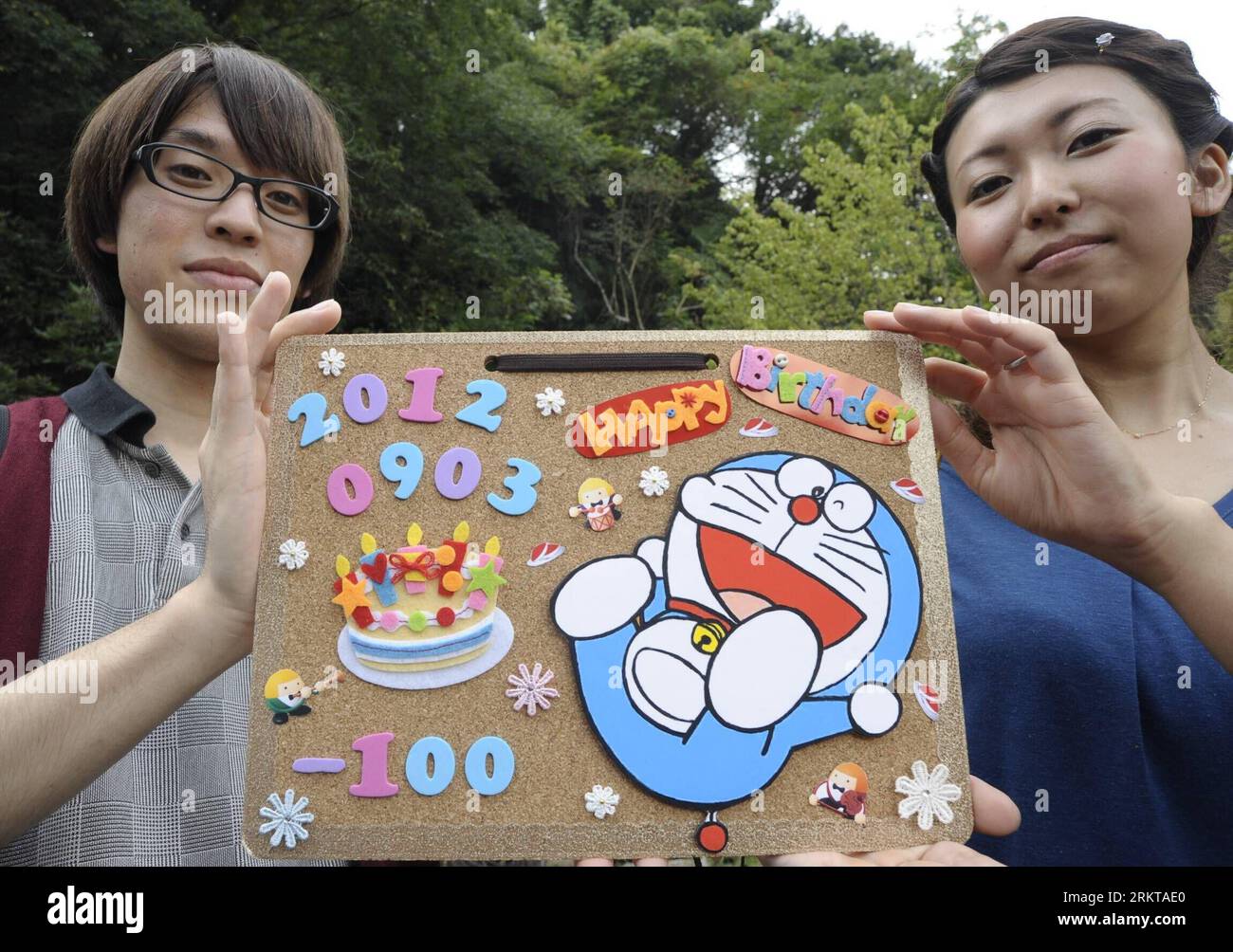 Bildnummer: 58423631 Datum: 03.09.2012 Copyright: imago/Xinhua (120903) -- KAWASAKI, 3. September 2012 (Xinhua) -- Fans zeigen Doraemon während einer Feier am 100. September vor Doraemons Geburt im Fujiko F. Fujio Museum in Kawasaki, Japan, 3. September 2012 ein Geburtstagskartenstück. Doraemon ist eine japanische Zeichentrickfigur, die von Fujikon F. Fujio geschaffen wurde. Doraemon wurde am 3. September 2112 geboren. (Xinhua/Kenichiro Seki) (psw) JAPAN-KAWASAKI-DORAEMON-CELEBRATION PUBLICATIONxNOTxINxCHN Entertainment Kultur Popkultur Comic Comicfigur Jubiläum Feier Objekt x0x xdd 2012 quer Stockfoto