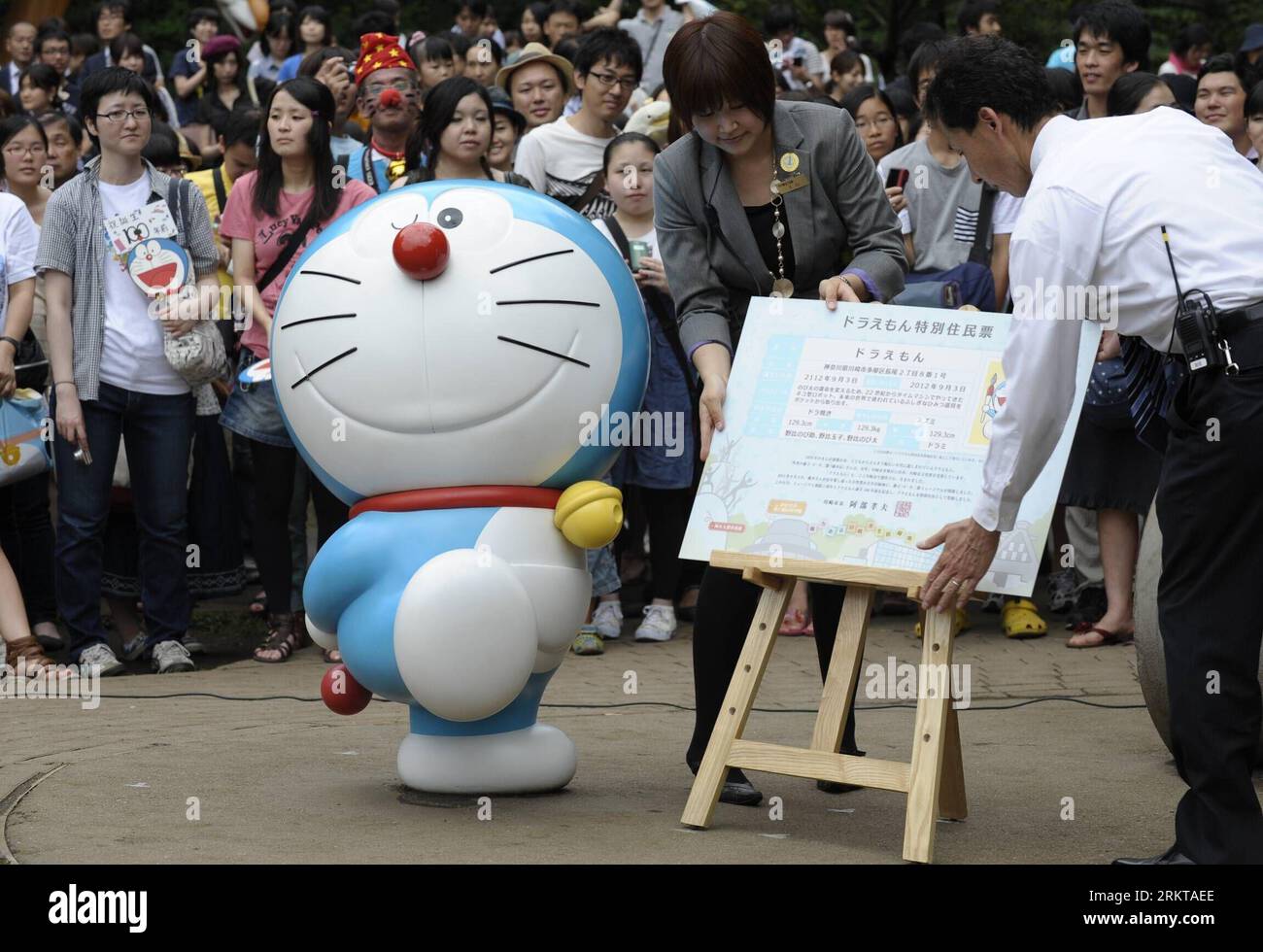 Bildnummer: 58423630 Datum: 03.09.2012 Copyright: imago/Xinhua (120903) -- KAWASAKI, 3. September 2012 (Xinhua) -- Arbeiter zeigen Doraemon während einer Feier am 100. September vor Doraemons Geburt im Fujiko F. Fujio Museum in Kawasaki, Japan, 3. September 2012 die besondere Wohnbescheinigung von Kawasaki. Doraemon ist eine japanische Zeichentrickfigur, die von Fujikon F. Fujio geschaffen wurde. Doraemon wurde am 3. September 2112 geboren. (Xinhua/Kenichiro Seki) (psw) JAPAN-KAWASAKI-DORAEMON-CELEBRATION PUBLICATIONxNOTxINxCHN Entertainment Kultur Popkultur Comic Comicfigur Jubiläum Feier Obje Stockfoto