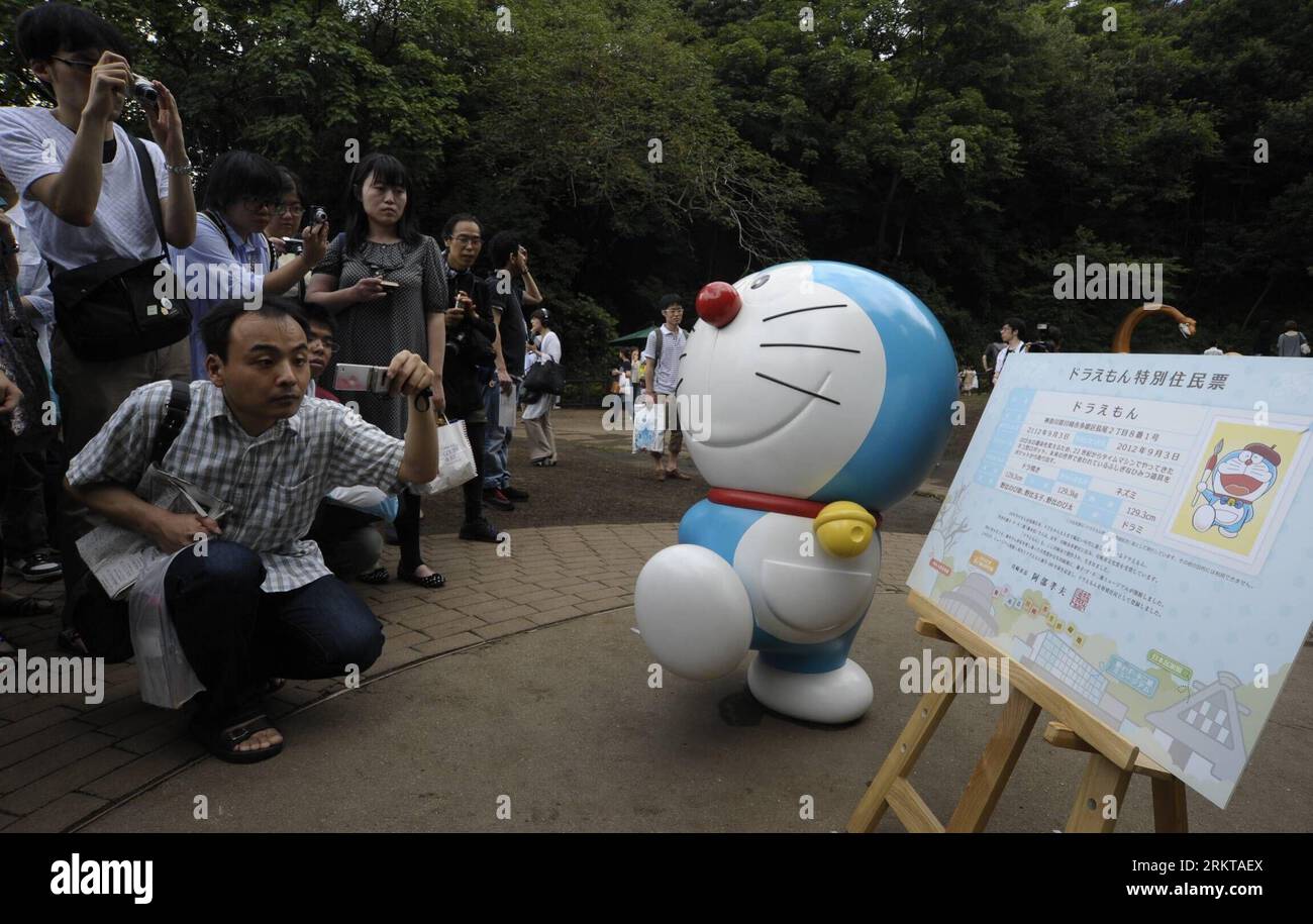 Bildnummer: 58423629 Datum: 03.09.2012 Copyright: imago/Xinhua (120903) -- KAWASAKI, 3. September 2012 (Xinhua) -- Besucher fotografieren Doraemons besondere Wohnbescheinigung während einer Feier am 100. September vor Doraemons Geburt im Fujiko F. Fujio Museum in Kawasaki, Japan, 3. September 2012. Doraemon ist eine japanische Zeichentrickfigur, die von Fujikon F. Fujio geschaffen wurde. Doraemon wurde am 3. September 2112 geboren. (Xinhua/Kenichiro Seki) (psw) JAPAN-KAWASAKI-DORAEMON-CELEBRATION PUBLICATIONxNOTxINxCHN Entertainment Kultur Popkultur Comic Comicfigur Jubiläum Feier Objekt x0x xd Stockfoto
