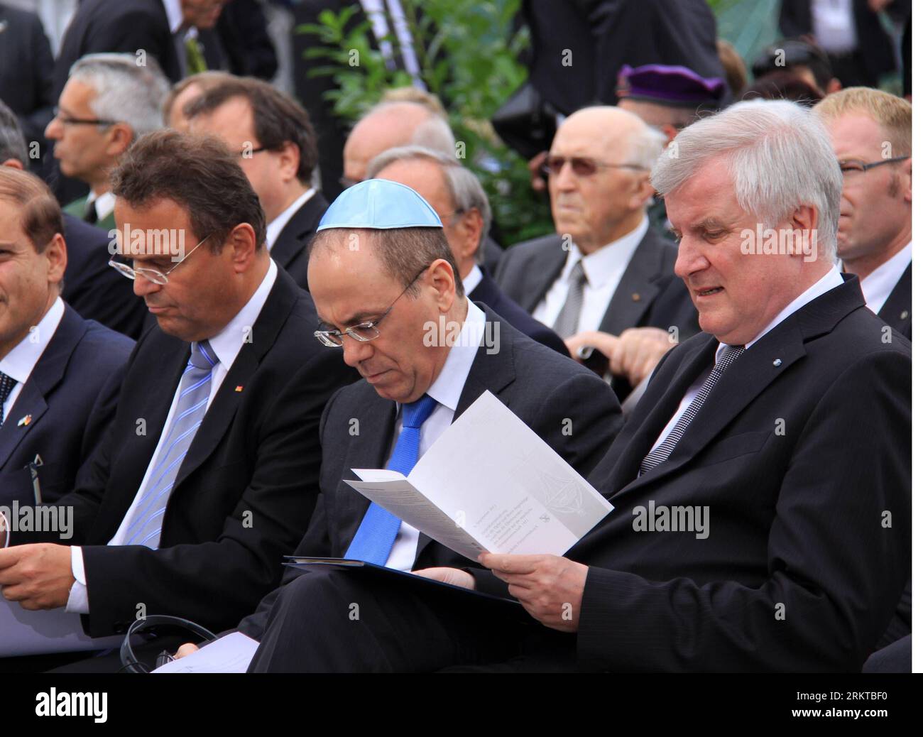 Bildnummer: 58435276  Datum: 05.09.2012  Copyright: imago/Xinhua (120905) -- MUNICH, Sept. 5, 2012 (Xinhua) -- Israel s Vice Prime Minister Silvan Shalom (C, Front), German Interior Minister Hans-Peter Friedrich (L, Front) and Bavarian State Governor Horst Seehofer(R, Front) attend the commemoration of the 40th anniversary of the murder of 11 Israeli athletes at the 1972 Munich Olympic Games in Fuerstenfeldbruck, southern Germany, on Sept. 5, 2012. (Xinhua/Song Guocheng) GERMANY-ISRAEL-OLY-MUNICH-ATTACKS-COMMEMORATION PUBLICATIONxNOTxINxCHN people Politik x0x xdd premiumd 2012 quer      584352 Stockfoto