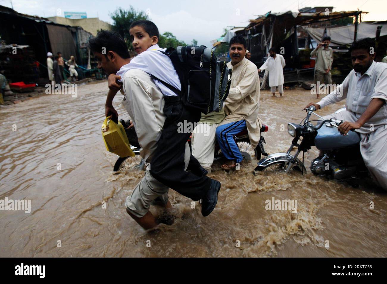 Bildnummer: 58443286 Datum: 07.09.2012 Copyright: imago/Xinhua (120907) -- PESHAWAR, 7. September 2012 (Xinhua) -- Versuch, überflutete Straßen nach schweren Regenfällen im nordwestlichen pakistanischen Peshawar am 7. September 2012 zu überqueren. Mindestens 50 Menschen wurden getötet und mehrere andere wurden vermisst, da sintflutartige Regenfälle in den letzten 24 Stunden Teile von Ost-, Süd-, Nordwest- und Nordostpakistan getroffen haben, sagten lokale Medien und Beamte am Donnerstag. (Xinhua/Umar Qayyum) PAKISTAN-REGENFLUT PUBLICATIONxNOTxINxCHN Gesellschaft Flut Überschwemmungen Wetter x0x xmb 2012 quer 58443286 Datum 07 09 2012 Copyright Imago XINHUA Peshawar Stockfoto