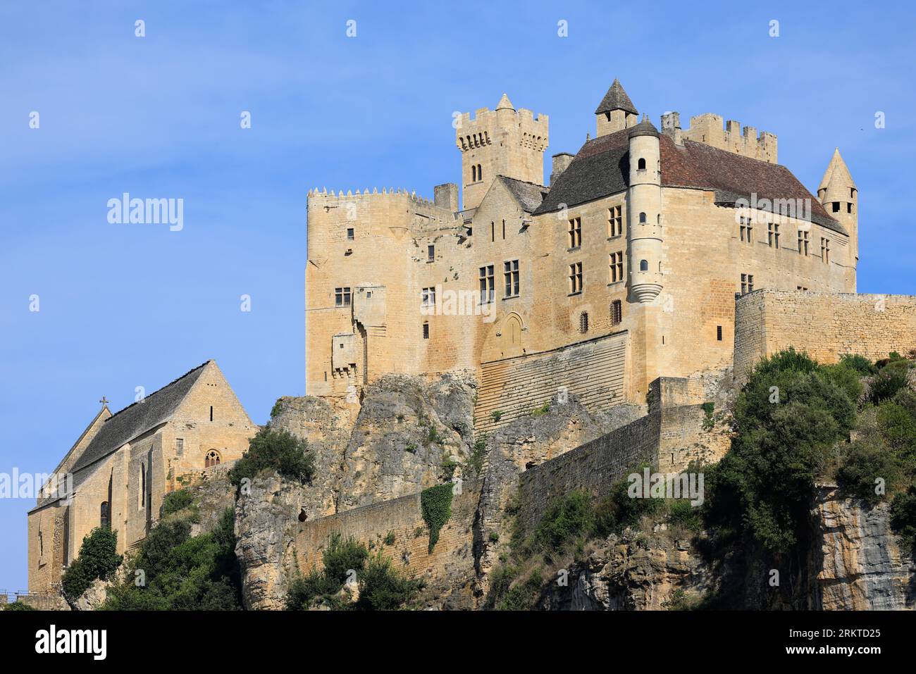 Le château fort et l’église de Beynac en Périgord noir. Le Village de Beynac EST classé parmi les plus Beaux Villages de France. Tourisme, Natur und so Stockfoto