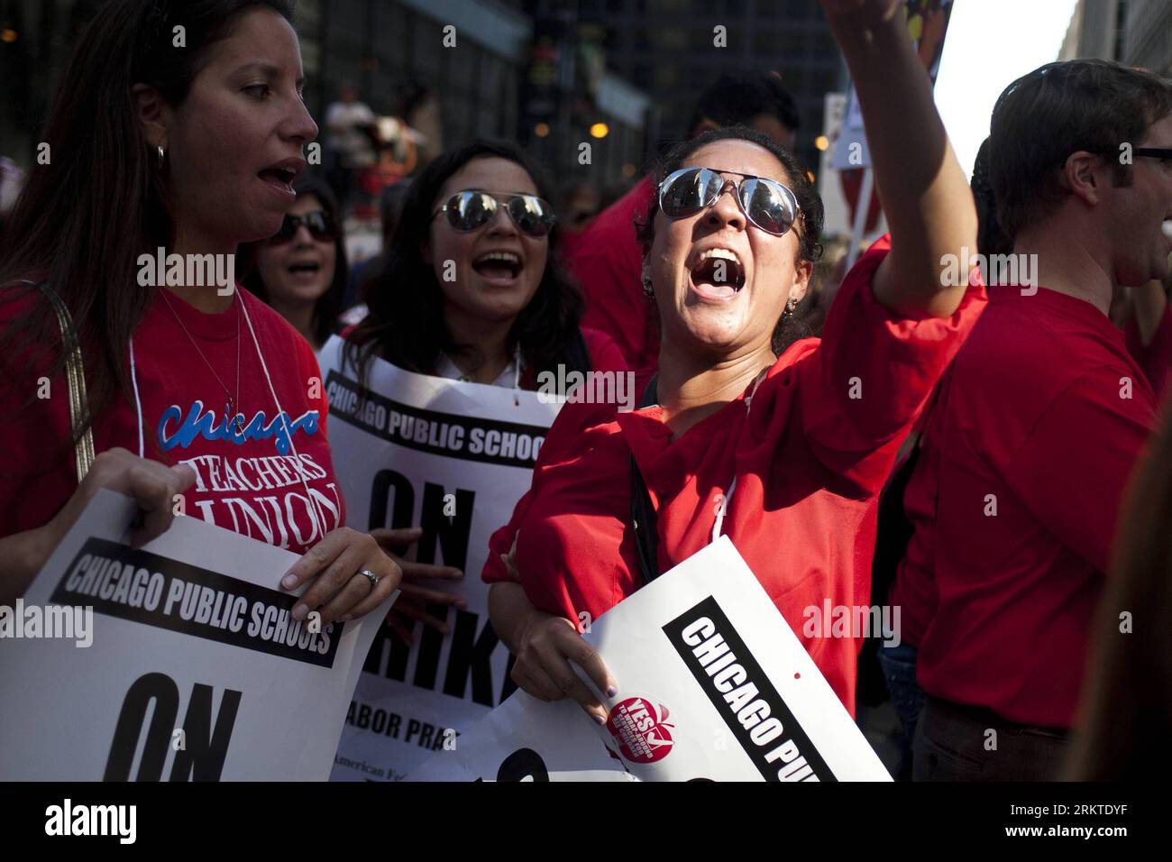 Bildnummer: 58455228 Datum: 10.09.2012 Copyright: imago/Xinhua (120910) -- CHICAGO, 10. September 2012 (Xinhua) -- Demonstranten halten Plakate und schreiende Parolen, während sie durch die Straßen von Chicago, USA, marschieren, 10. September 2012. Etwa 26.000 Lehrer und ihre Unterstützer gingen am Montag auf die Straße, als Tausende von Lehrern ihren Job verloren, nachdem die Chicagoer Lehrergewerkschaft keine Einigung mit der Stadt über Vergütung, Sozialleistungen und Arbeitsplatzsicherheit erzielt hatte. (Xinhua/Brent Lewis) US-CHICAGO-PUBLIC TEACHERS-STRIKE PUBLICATIONxNOTxINxCHN Gesellschaft Politik USA Demo Stockfoto